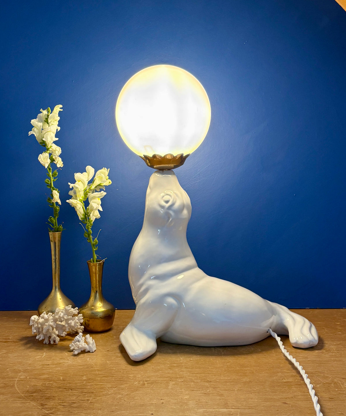Lampe vintage otarie en céramique blanche et opaline