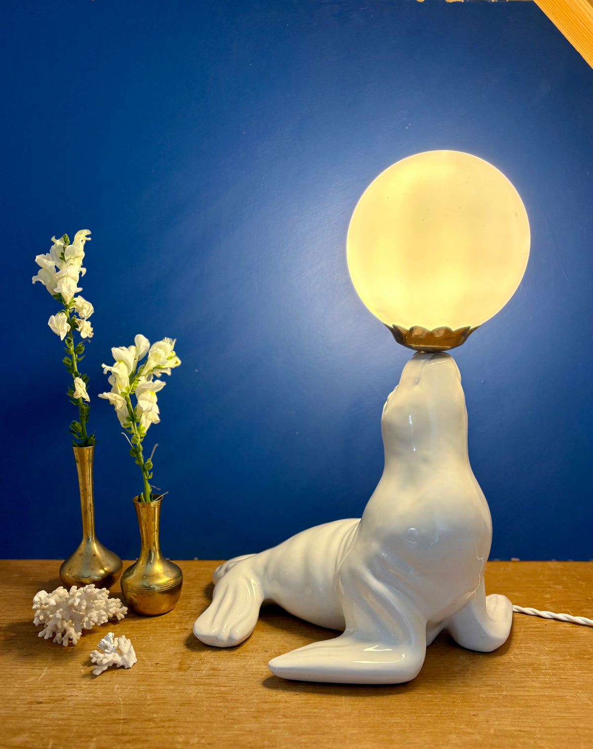 Lampe vintage otarie en céramique blanche et opaline