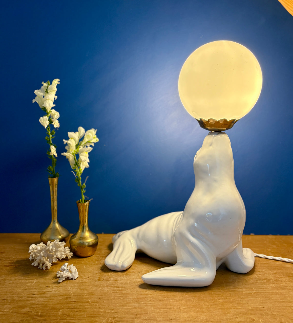 Lampe vintage otarie en céramique blanche et opaline