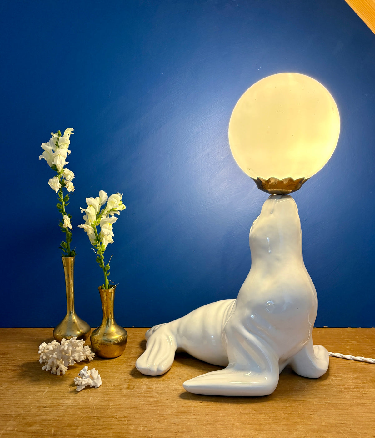 Lampe vintage otarie en céramique blanche et opaline