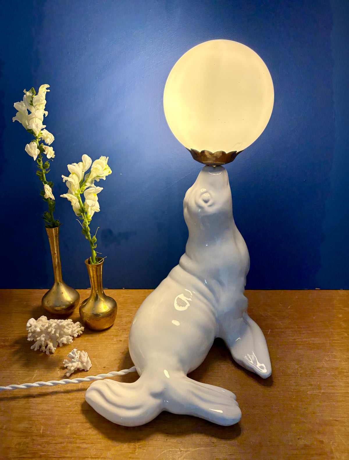 Lampe vintage otarie en céramique blanche et opaline