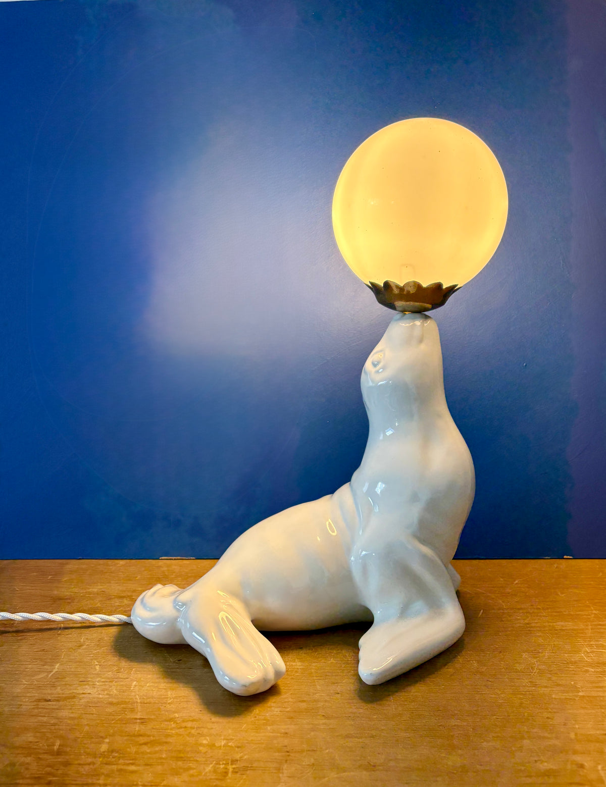 Lampe vintage otarie en céramique blanche et opaline