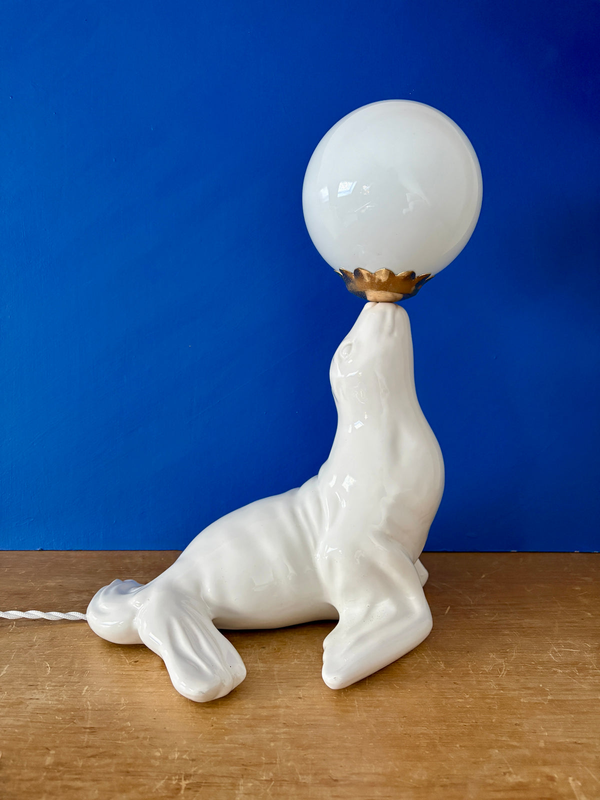 Lampe vintage otarie en céramique blanche et opaline