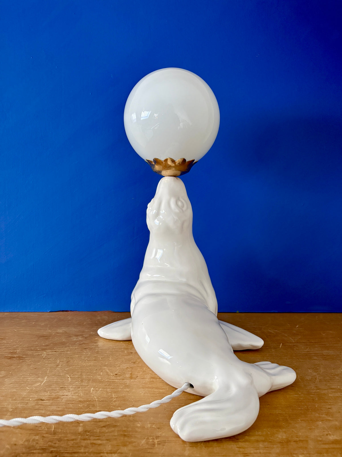 Lampe vintage otarie en céramique blanche et opaline