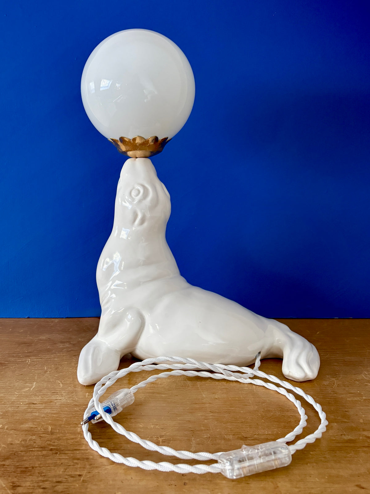 Lampe vintage otarie en céramique blanche et opaline