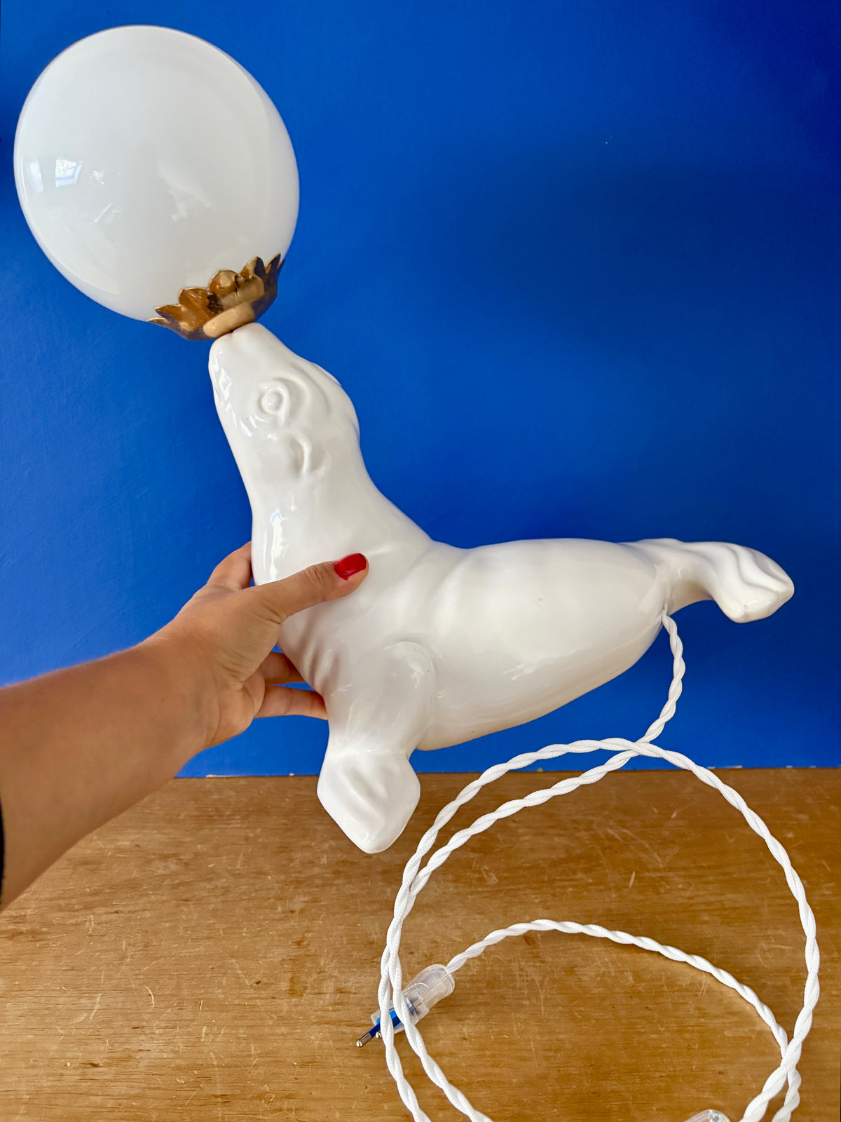 Lampe vintage otarie en céramique blanche et opaline