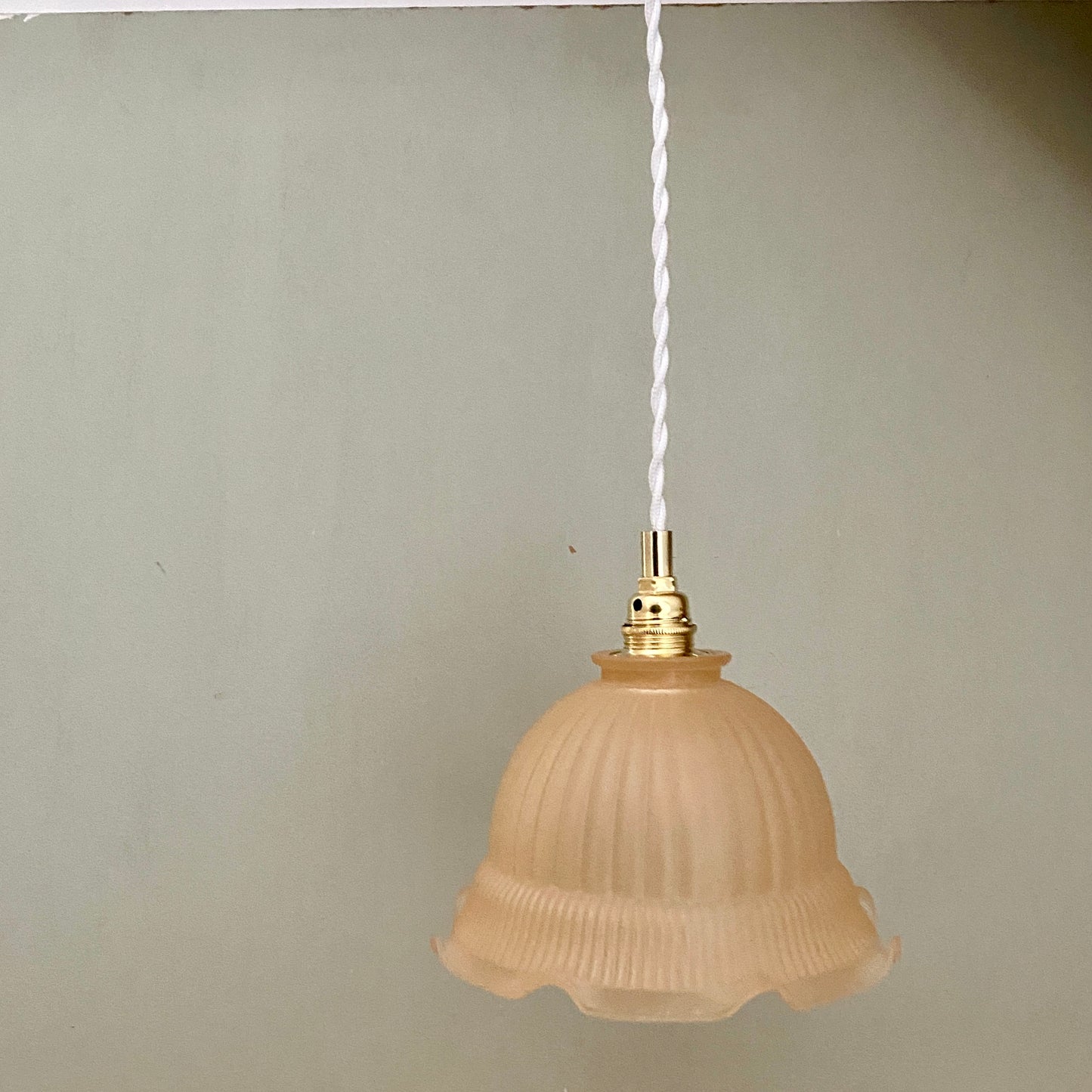 Suspension abat-jour vintage en verre dépoli rose