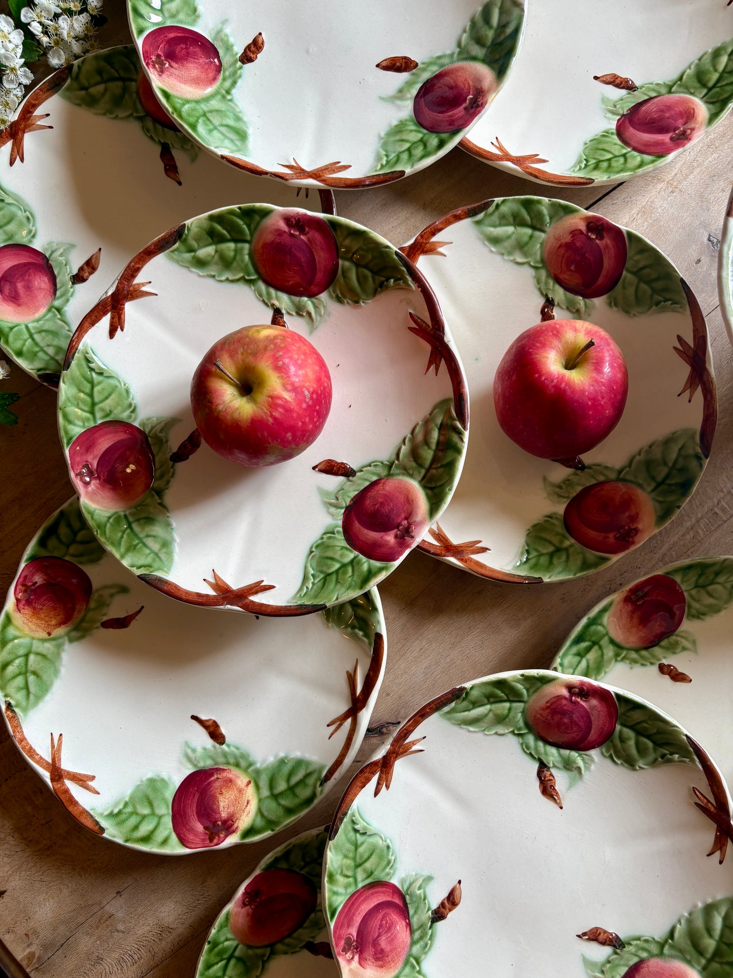 Service ancien en barbotine décors de Pomme de Choisy le Roi