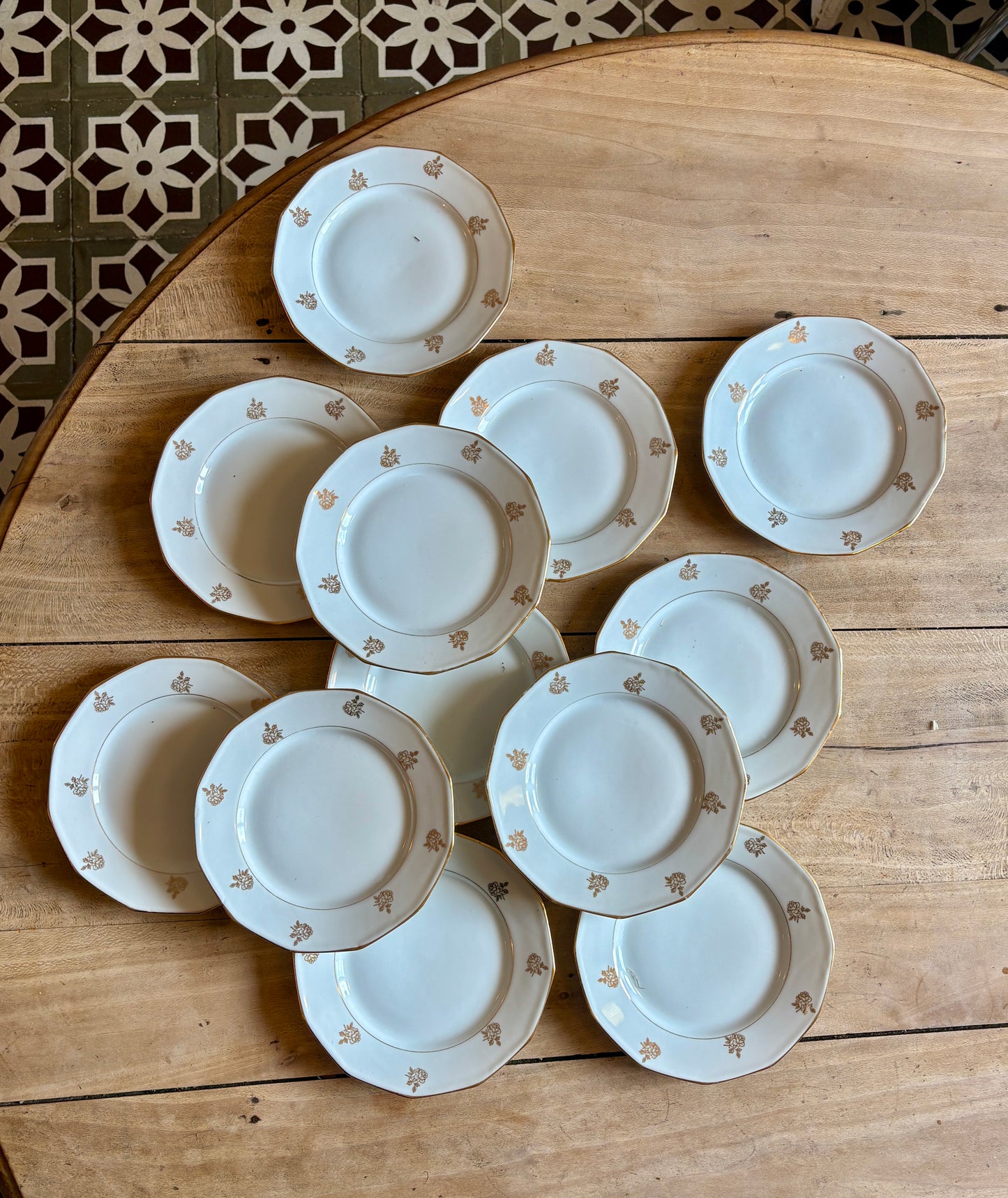 Lot de 12 assiettes à dessert vintage en porcelaine avec détails dorés