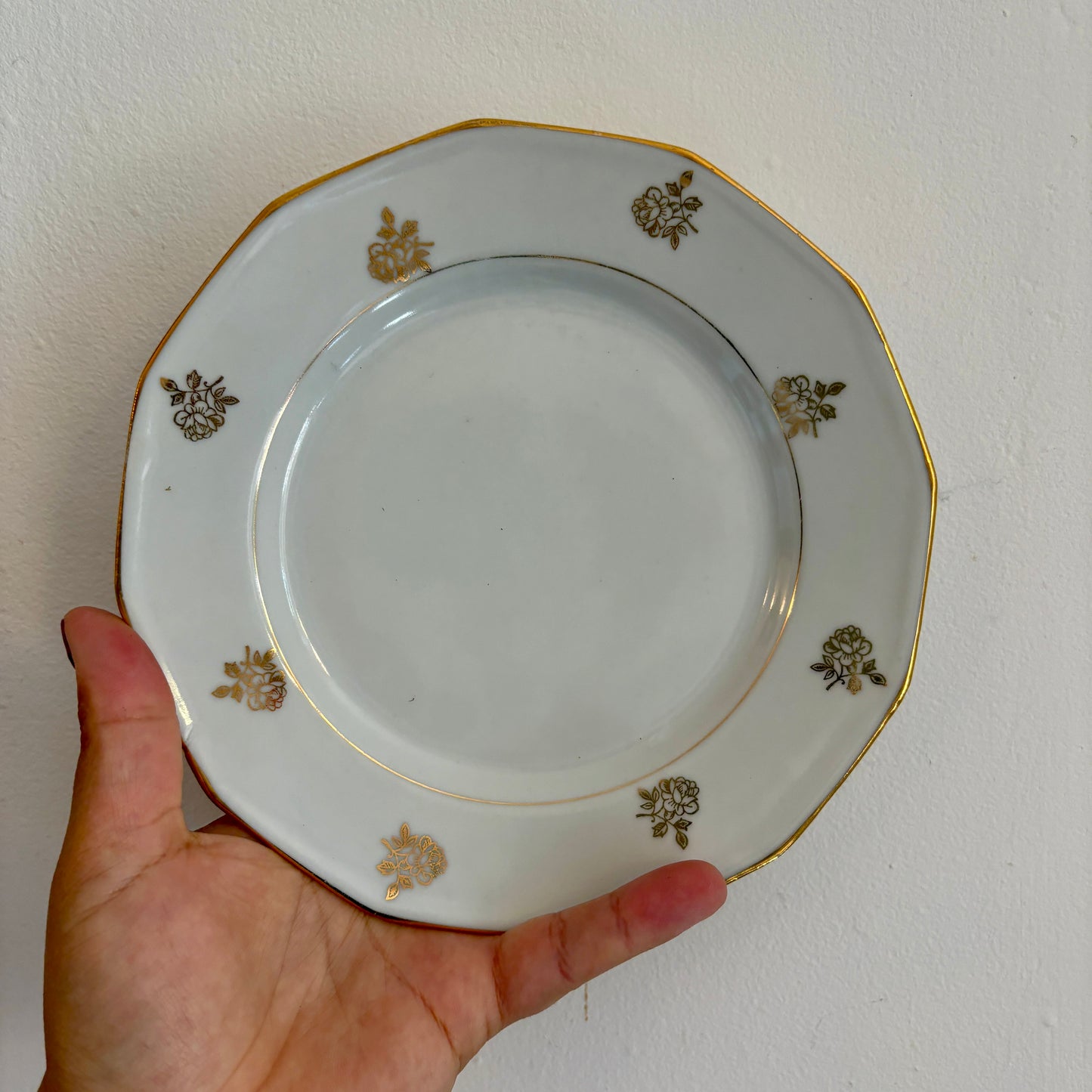 Lot de 12 assiettes à dessert vintage en porcelaine avec détails dorés