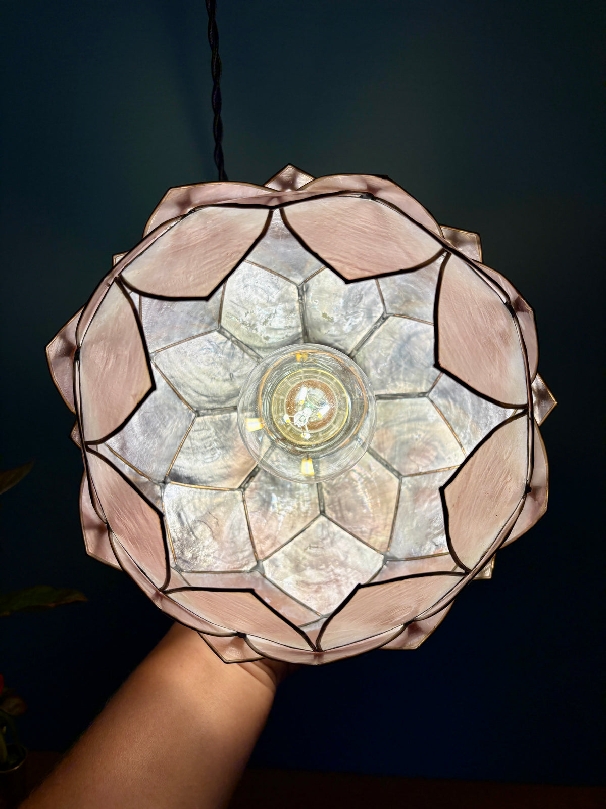 Suspension abat-jour vintage en nacre rose