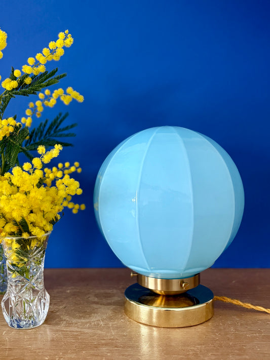 Lampe à poser globe vintage art déco en opaline bleue