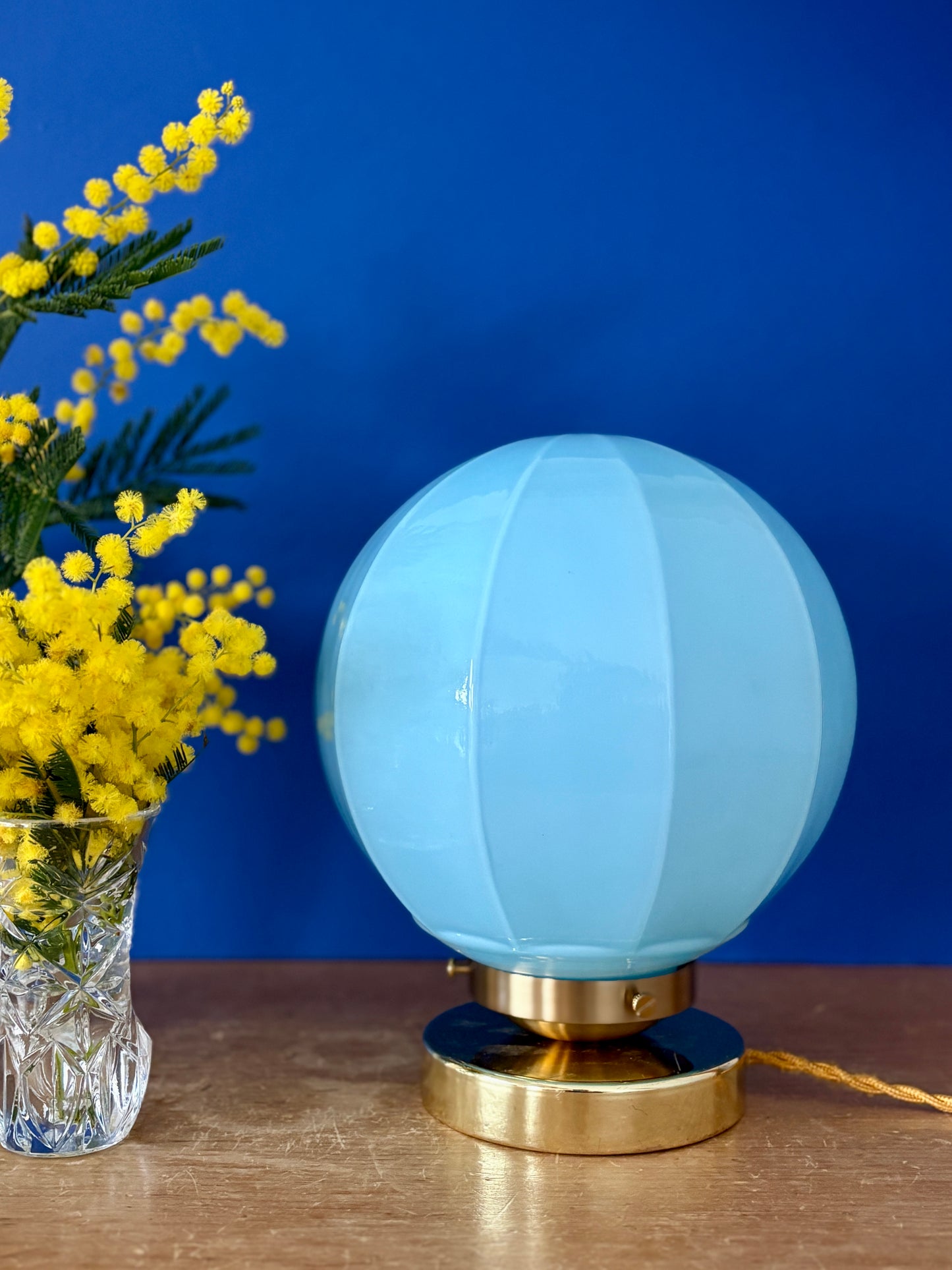 Lampe à poser globe vintage art déco en opaline bleue