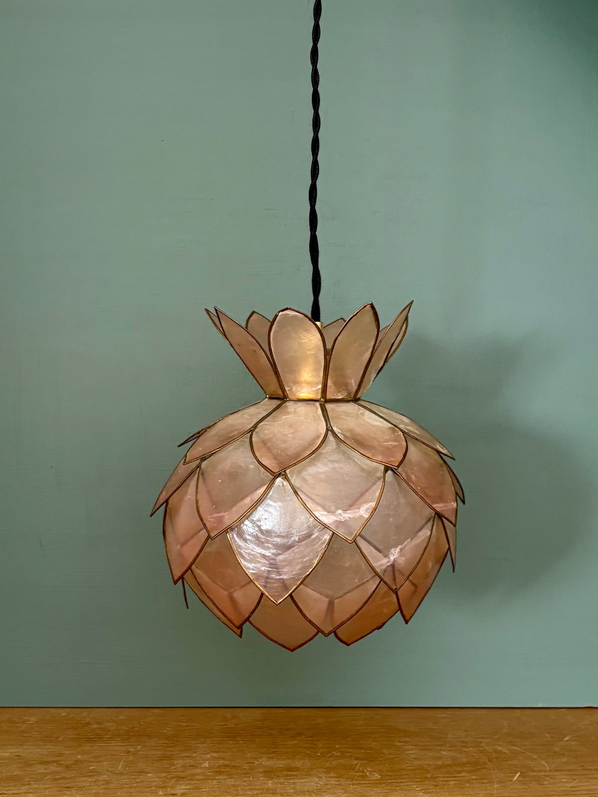 Suspension abat-jour vintage en nacre rose