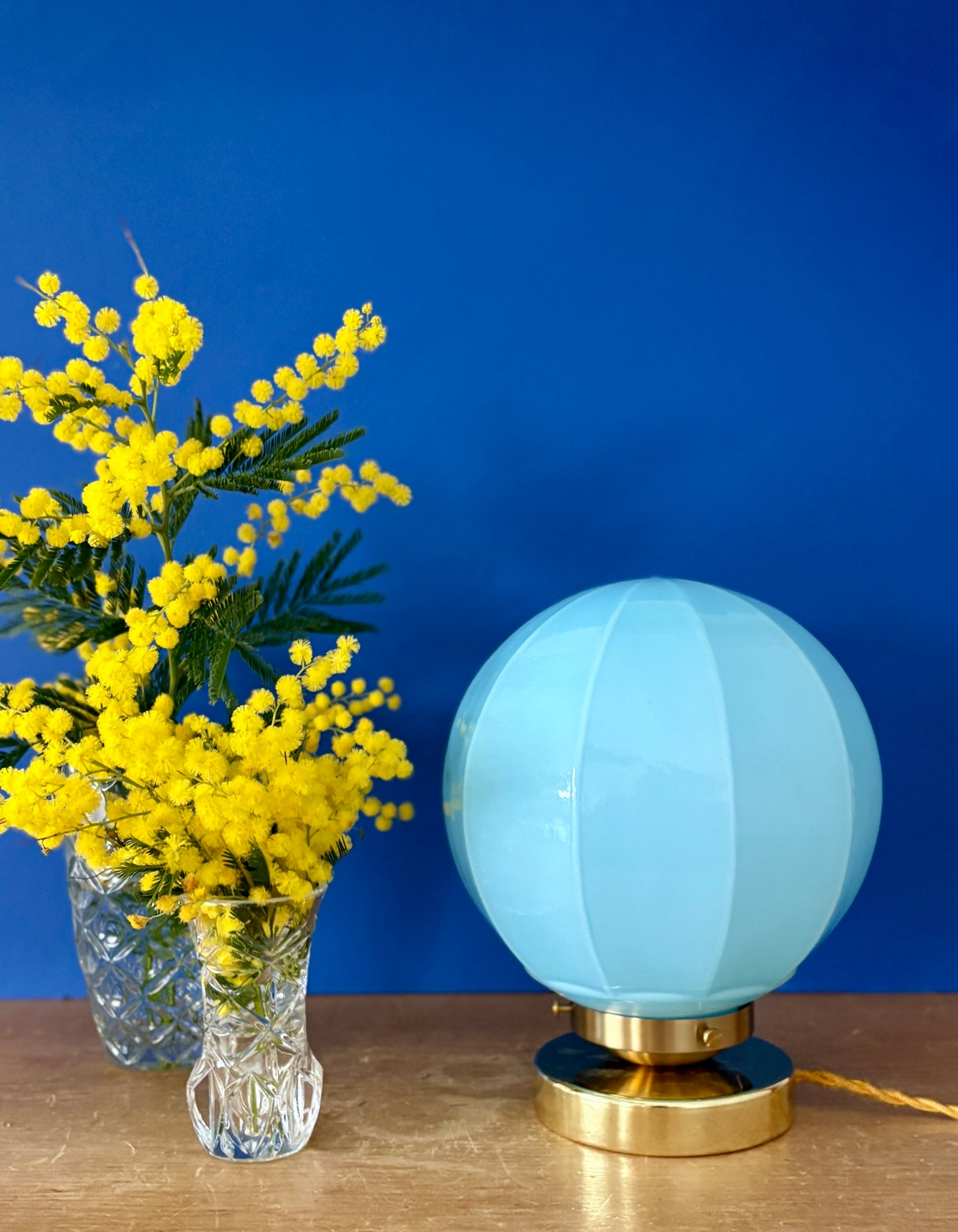 Lampe à poser globe vintage art déco en opaline bleue