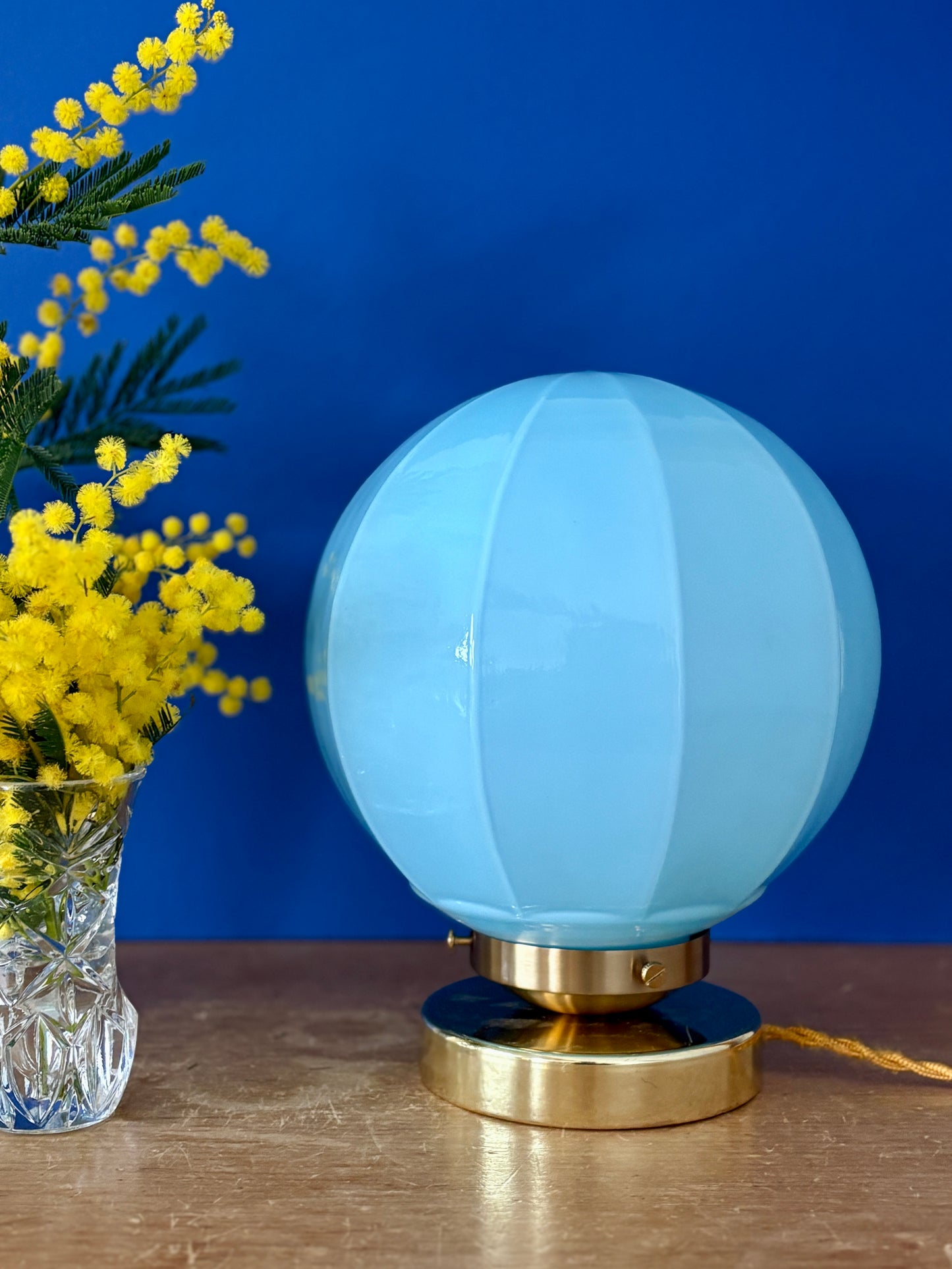 Lampe à poser globe vintage art déco en opaline bleue