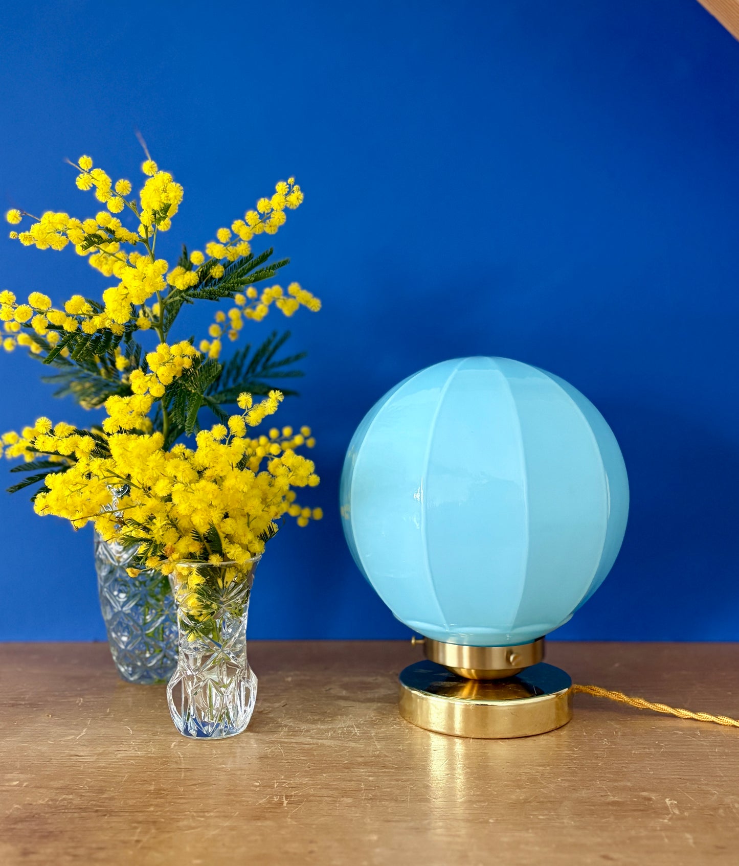 Lampe à poser globe vintage art déco en opaline bleue