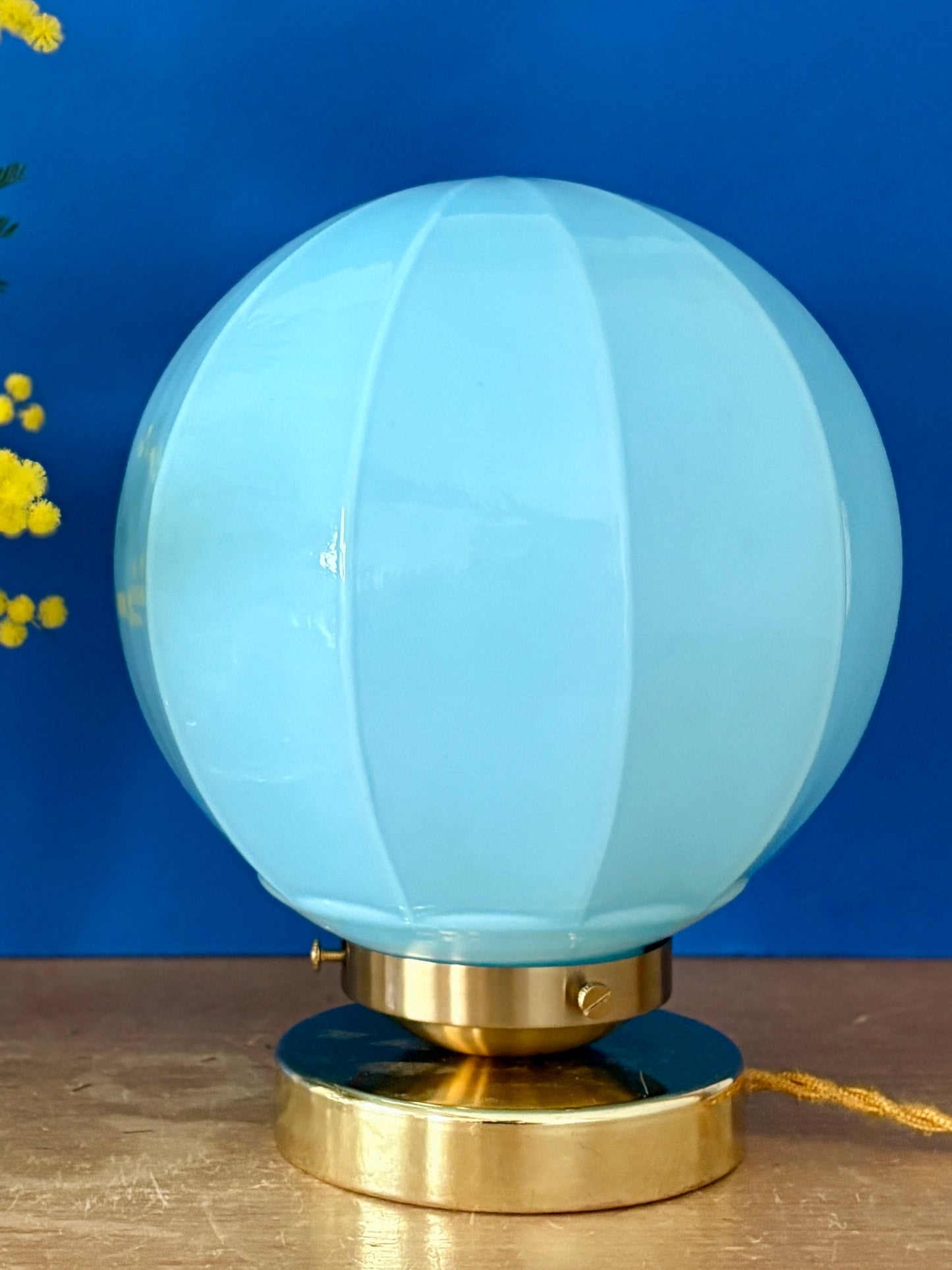 Lampe à poser globe vintage art déco en opaline bleue