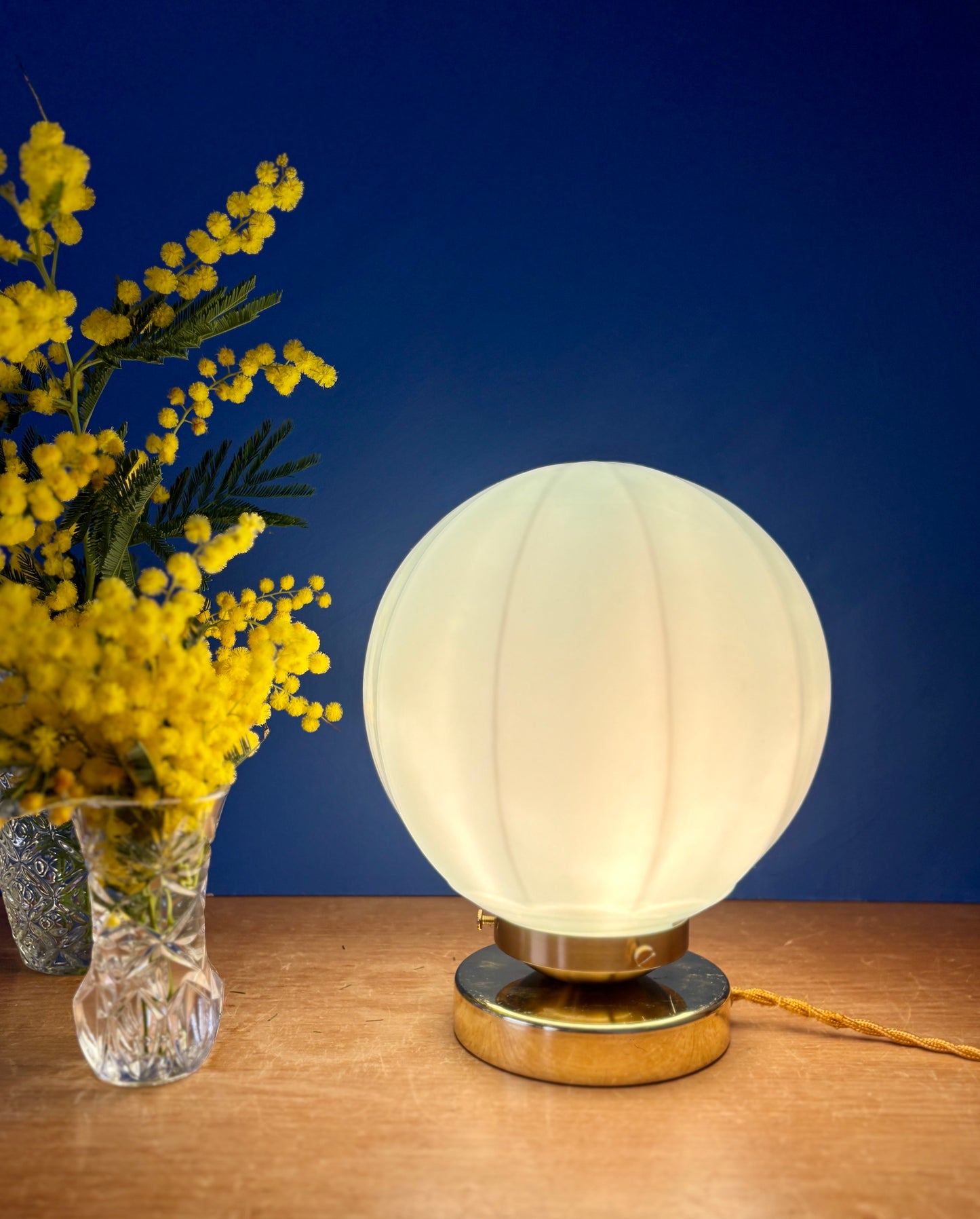 Lampe à poser globe vintage art déco en opaline bleue