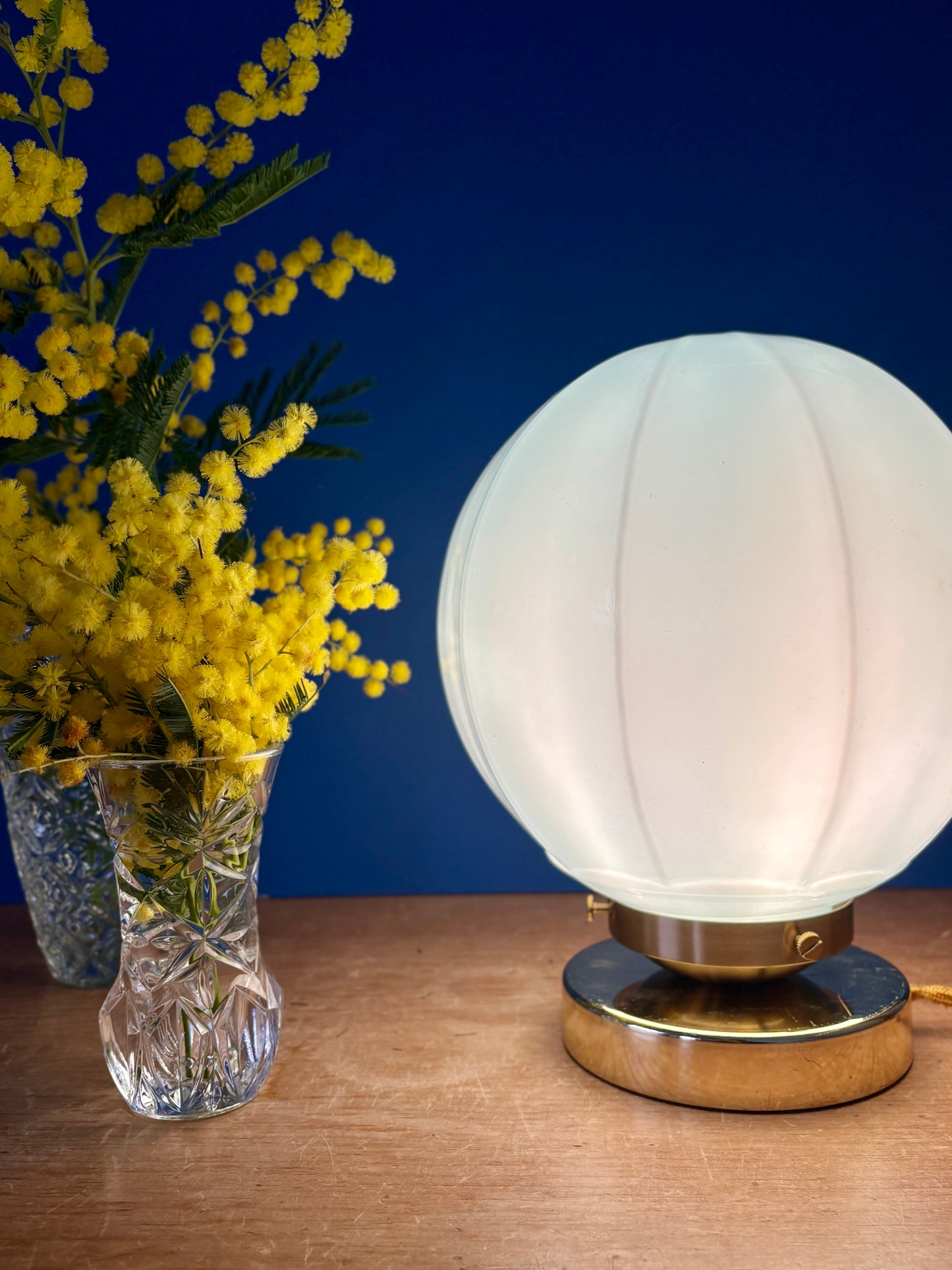 Lampe à poser globe vintage art déco en opaline bleue