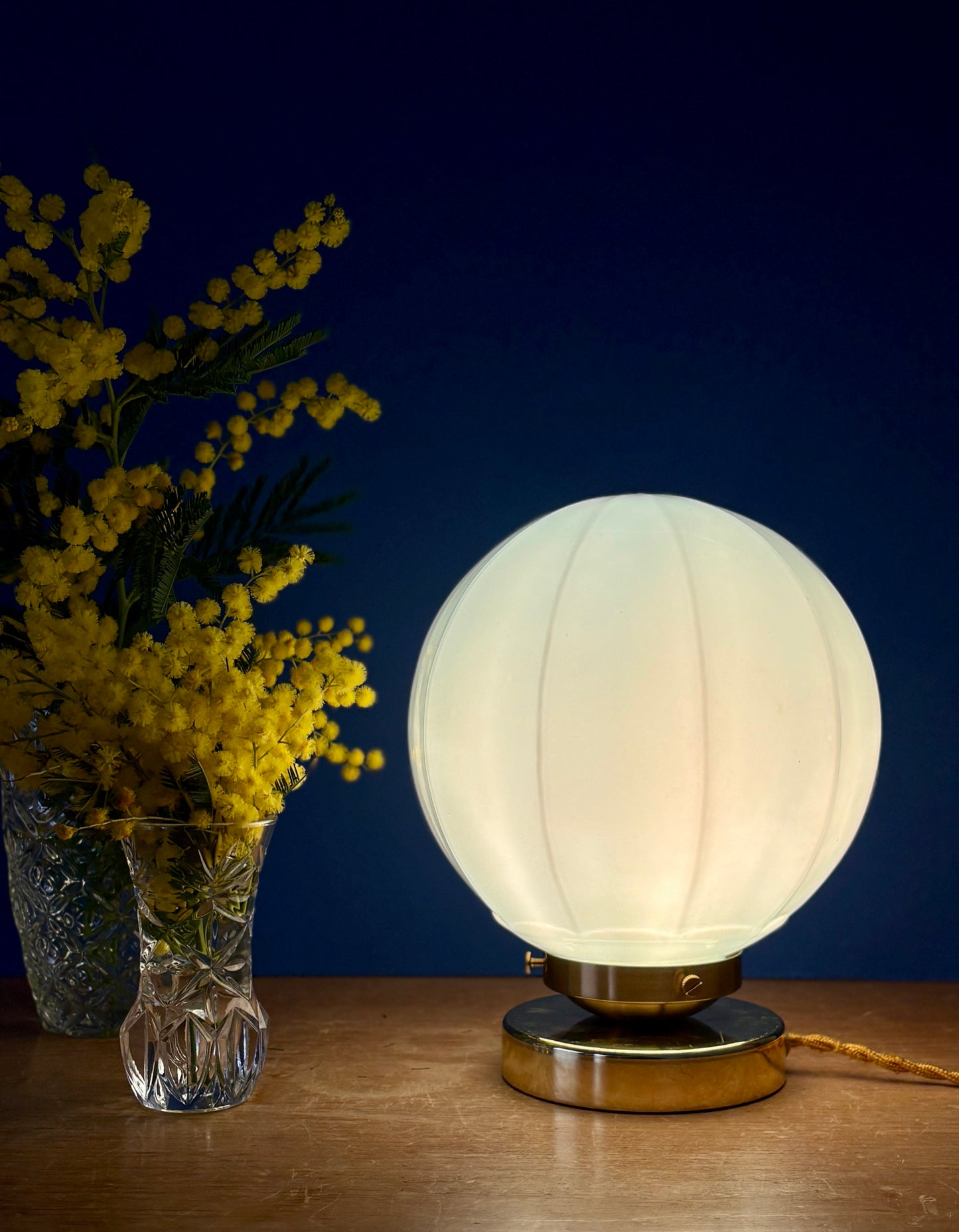 Lampe à poser globe vintage art déco en opaline bleue