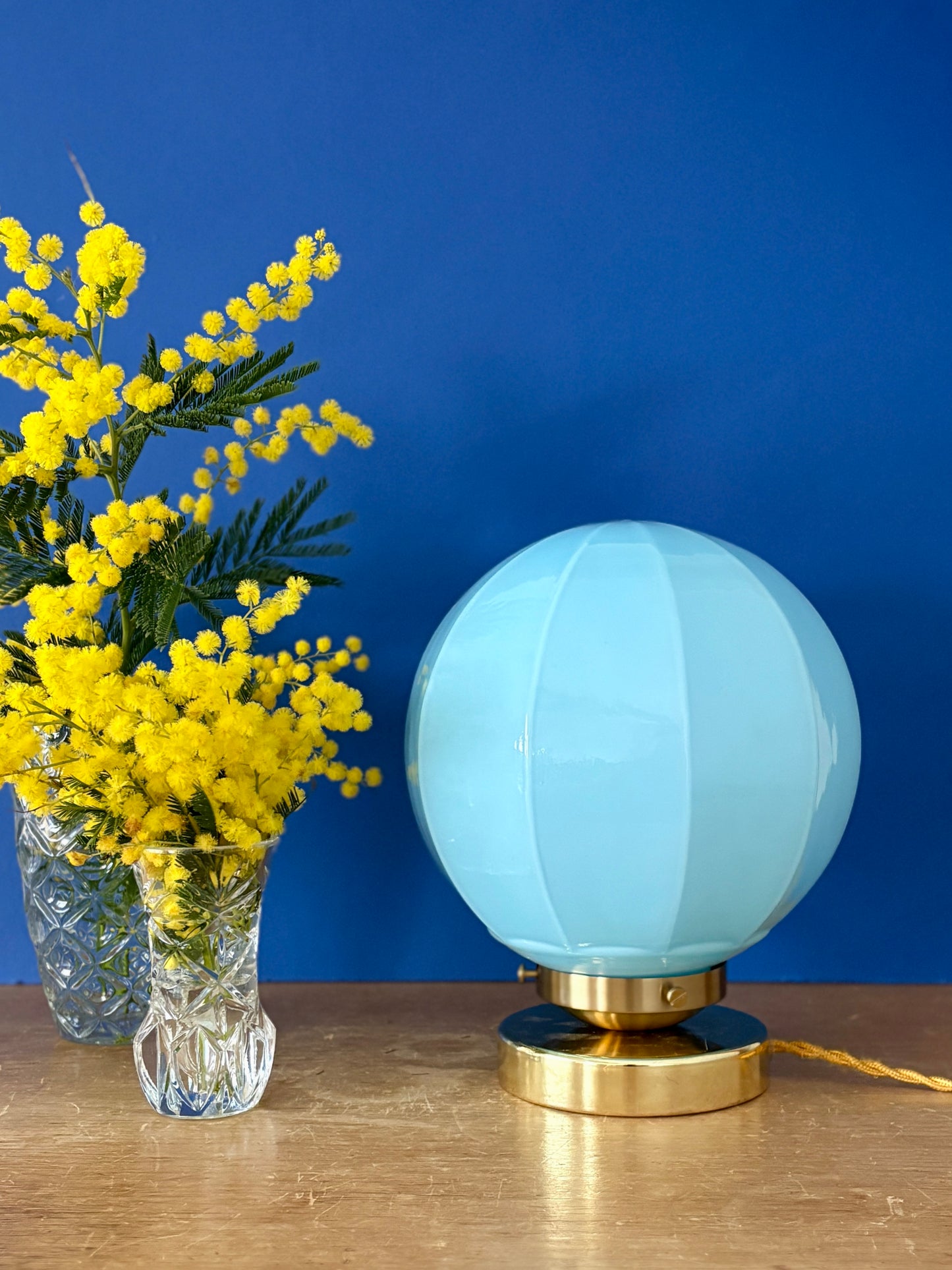 Lampe à poser globe vintage art déco en opaline bleue