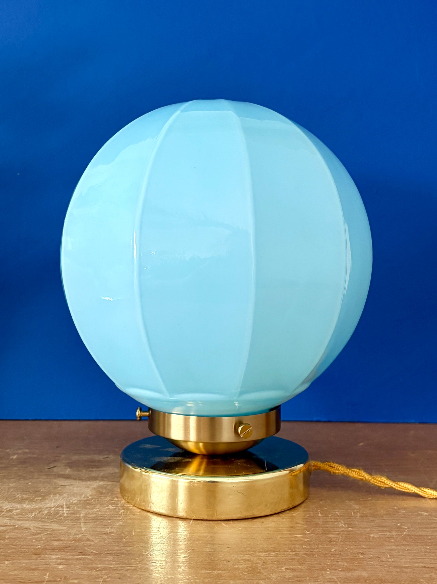 Lampe à poser globe vintage art déco en opaline bleue
