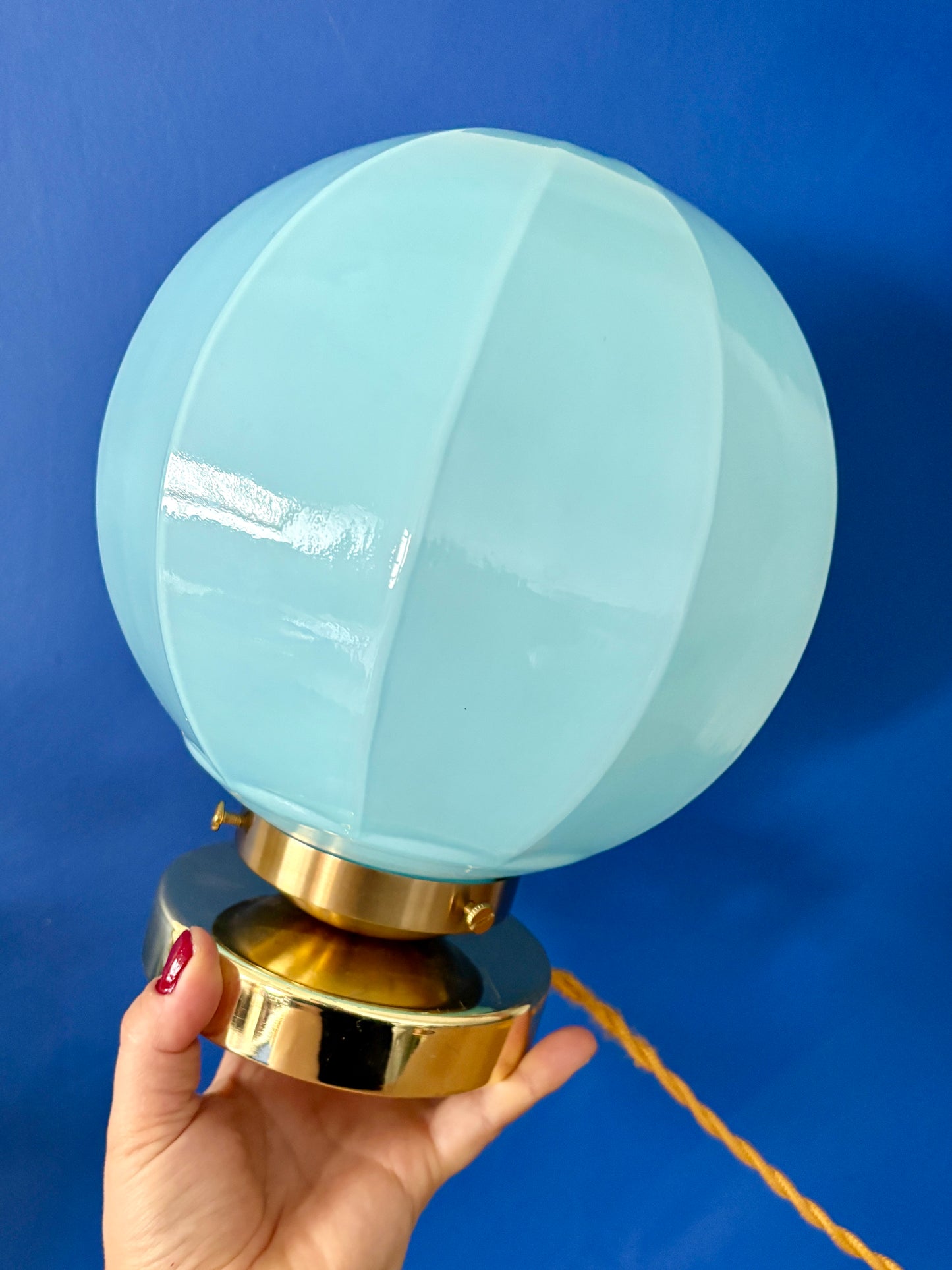 Lampe à poser globe vintage art déco en opaline bleue
