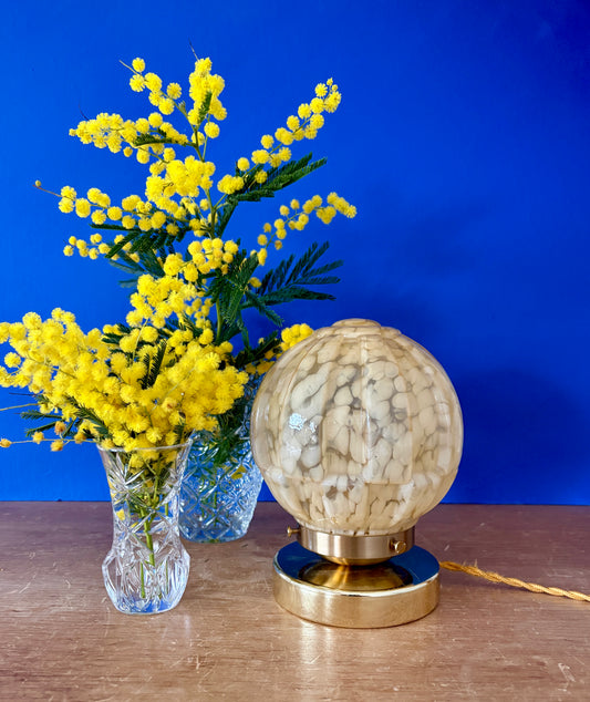Lampe à poser, globe vintage art déco en verre de Clichy jaune.