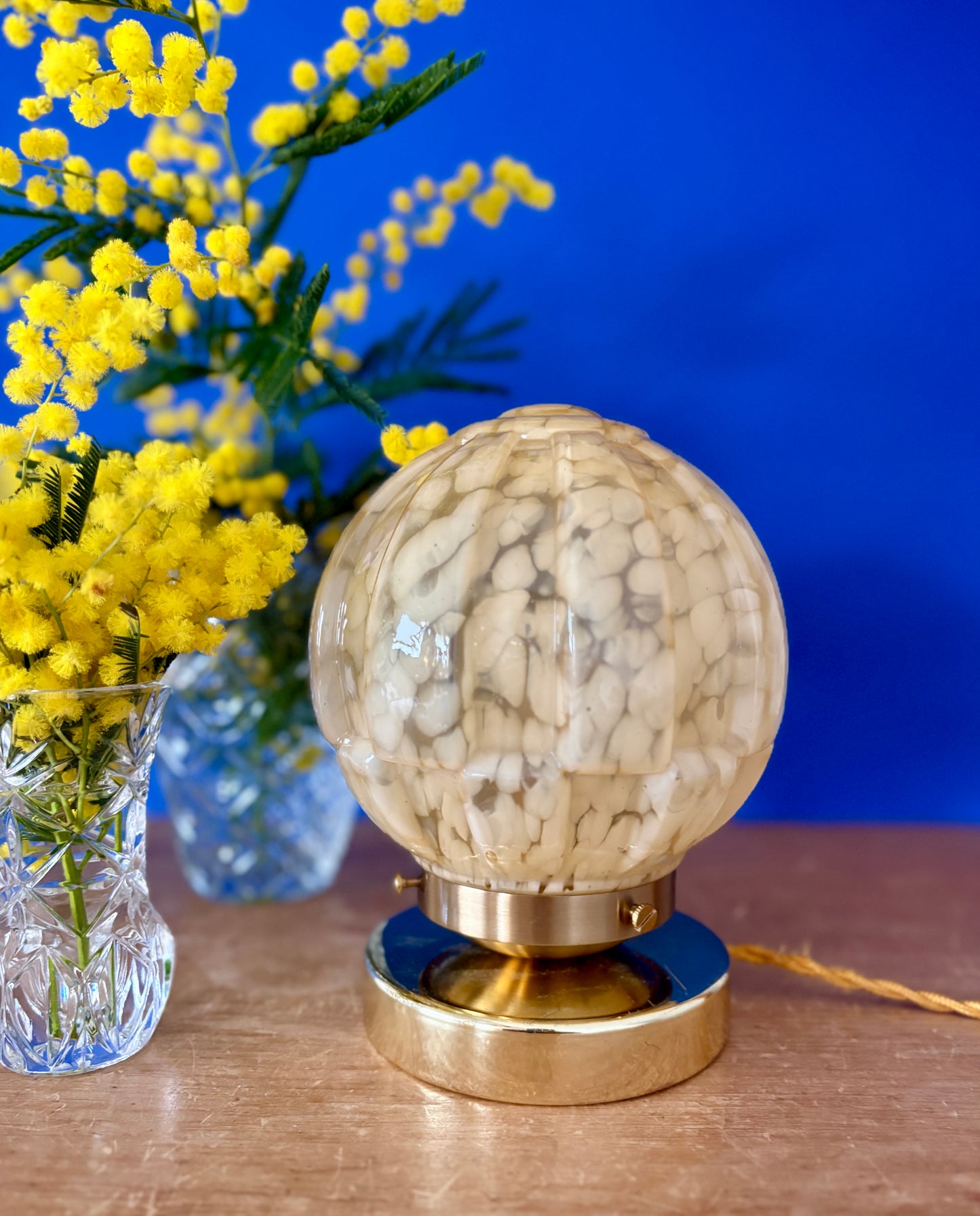 Lampe à poser, globe vintage art déco en verre de Clichy jaune.