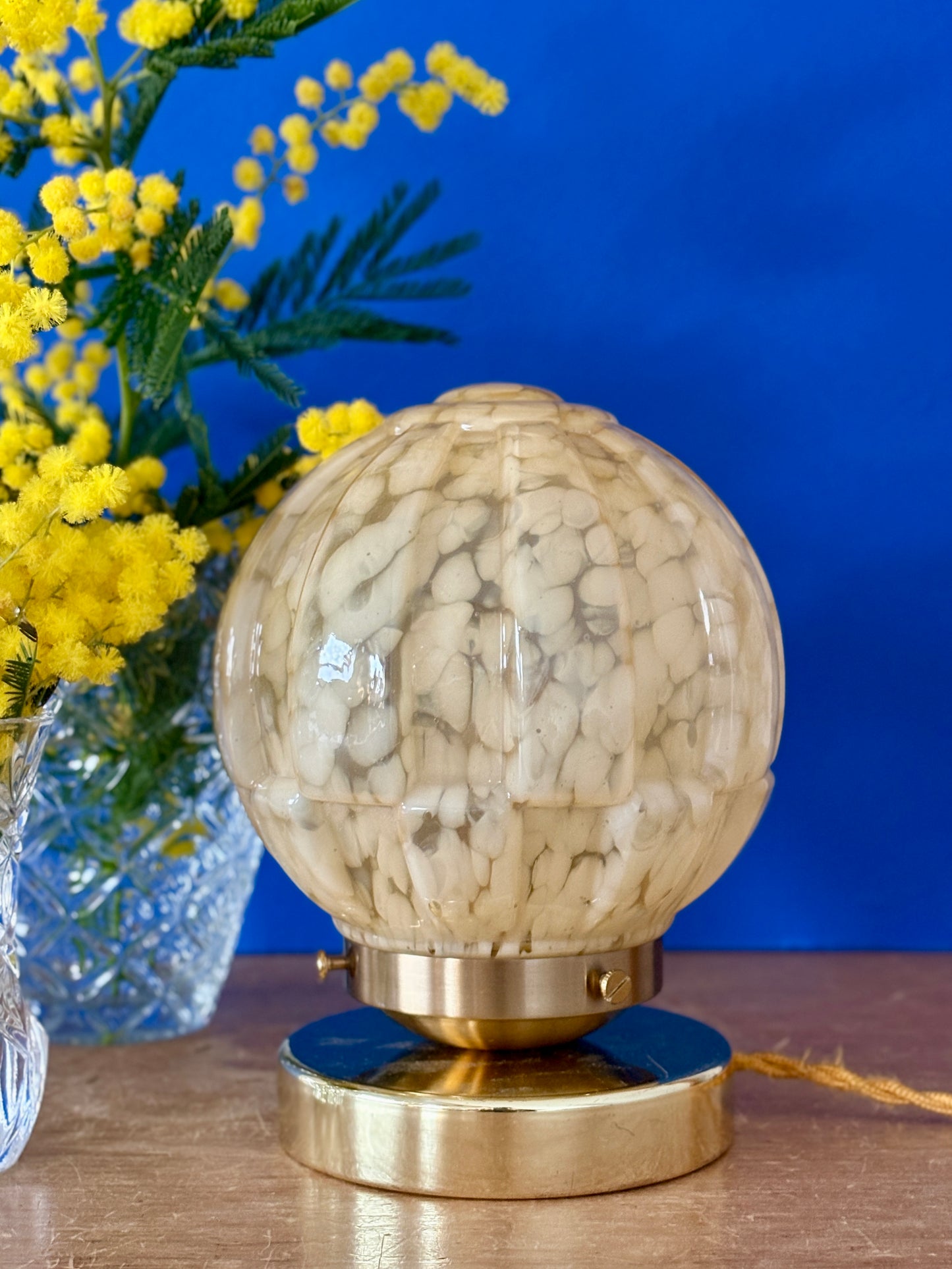 Lampe à poser, globe vintage art déco en verre de Clichy jaune.