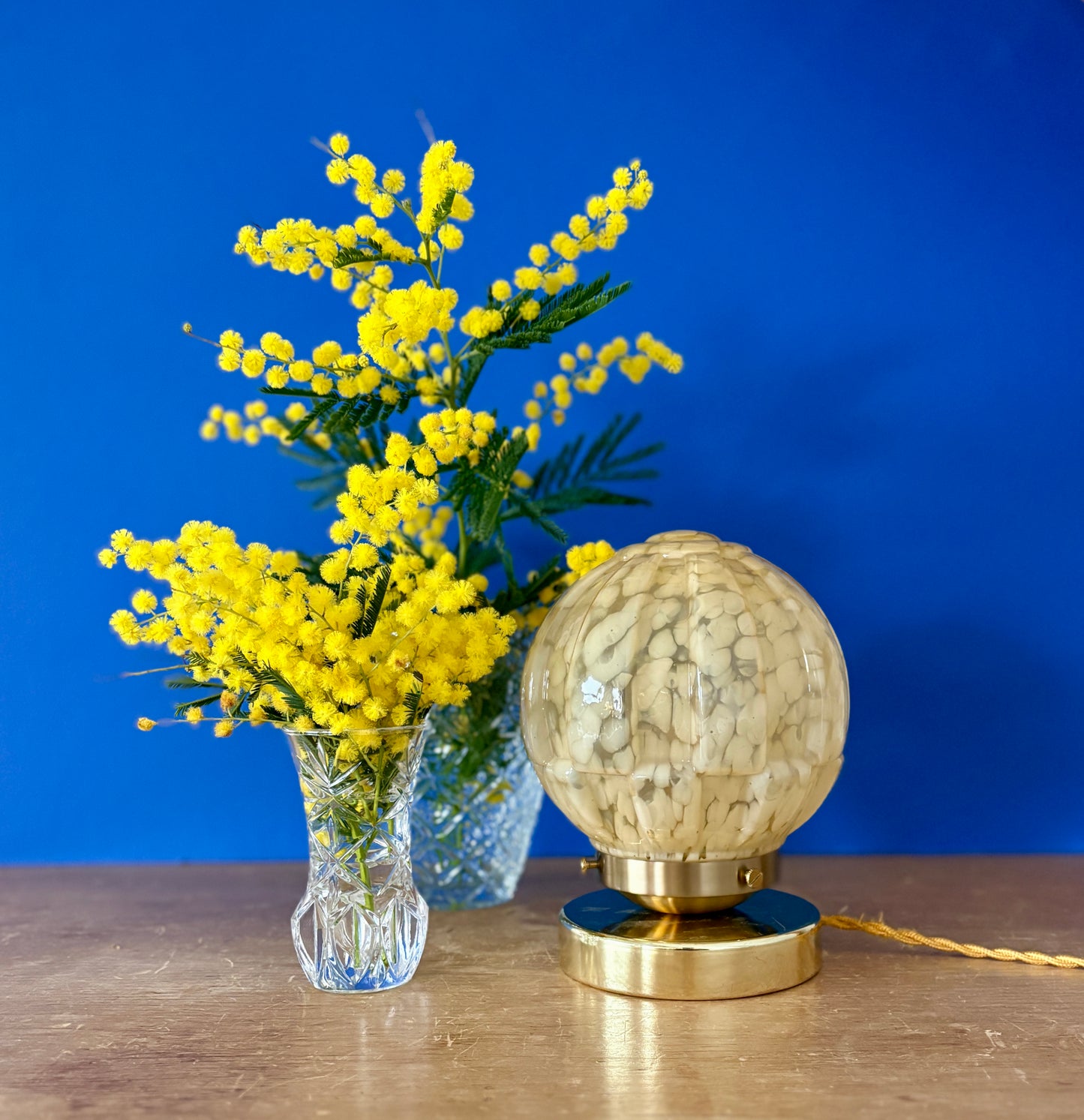 Lampe à poser, globe vintage art déco en verre de Clichy jaune.