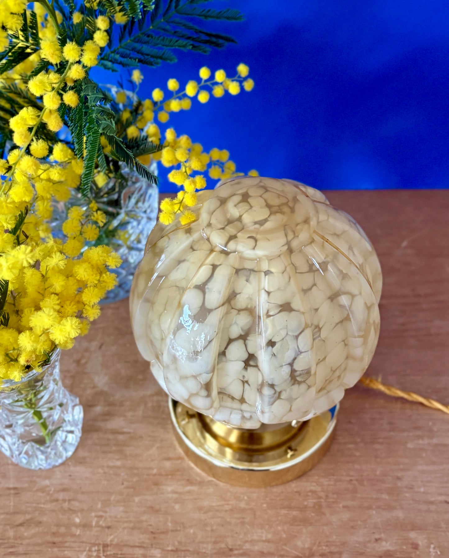 Lampe à poser, globe vintage art déco en verre de Clichy jaune.