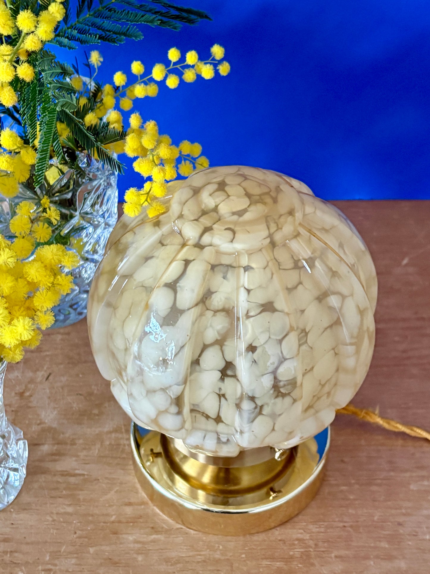 Lampe à poser, globe vintage art déco en verre de Clichy jaune.