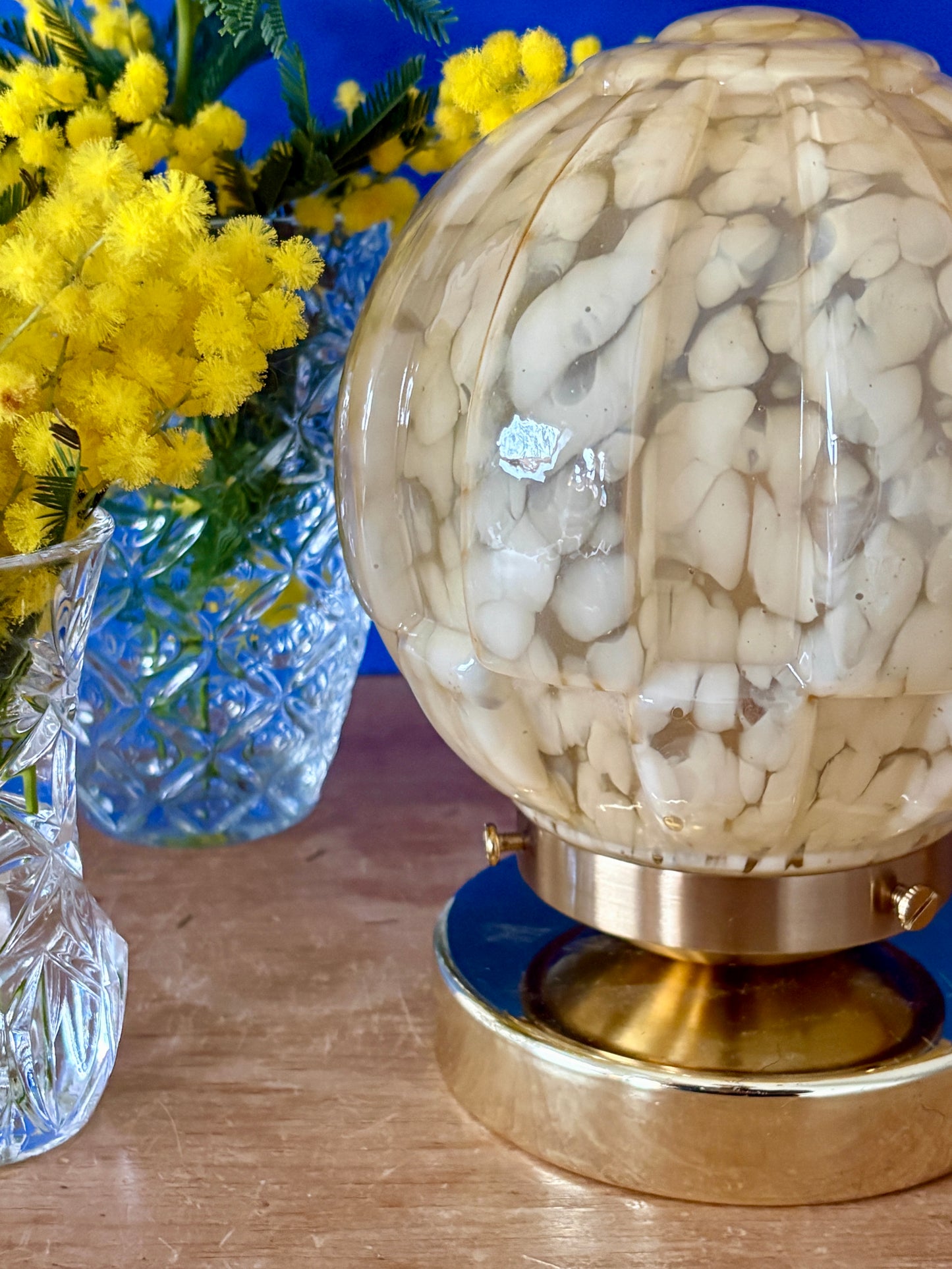 Lampe à poser, globe vintage art déco en verre de Clichy jaune.