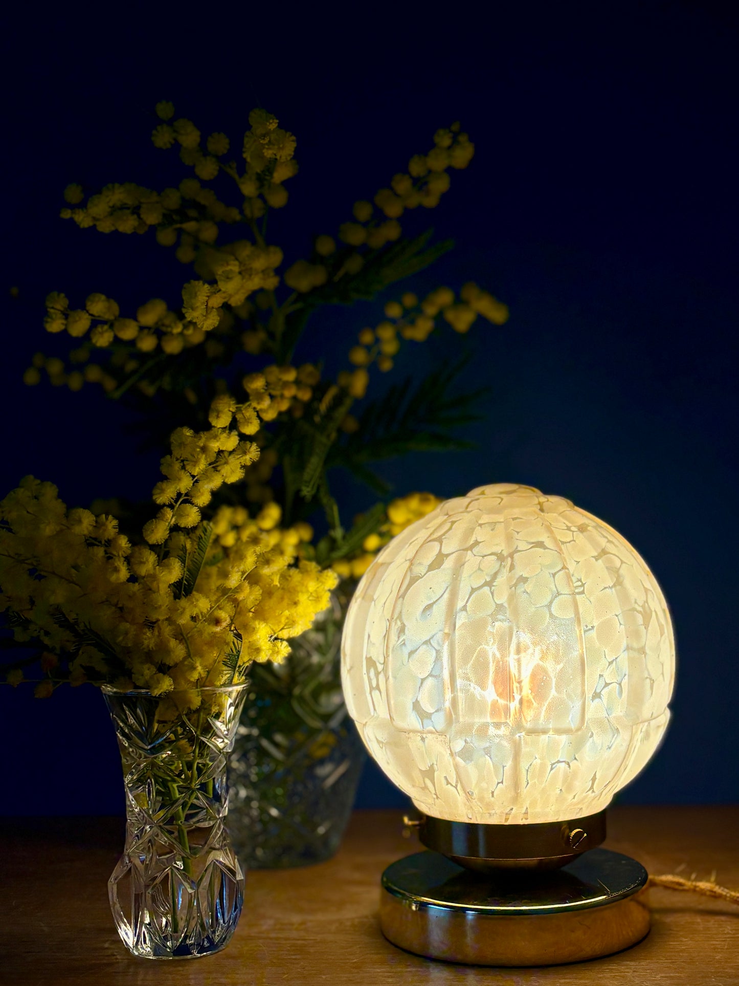 Lampe à poser, globe vintage art déco en verre de Clichy jaune.