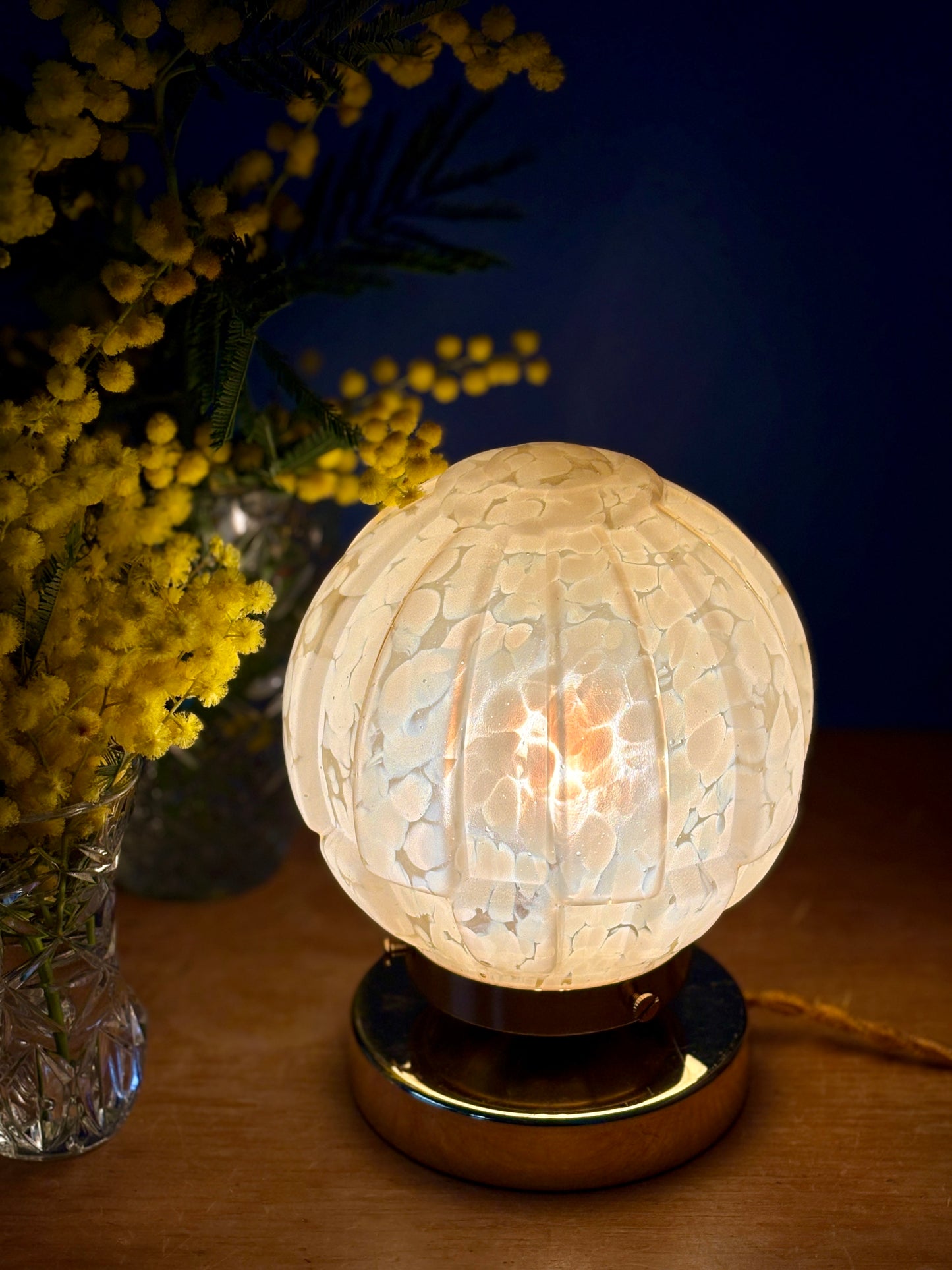 Lampe à poser, globe vintage art déco en verre de Clichy jaune.