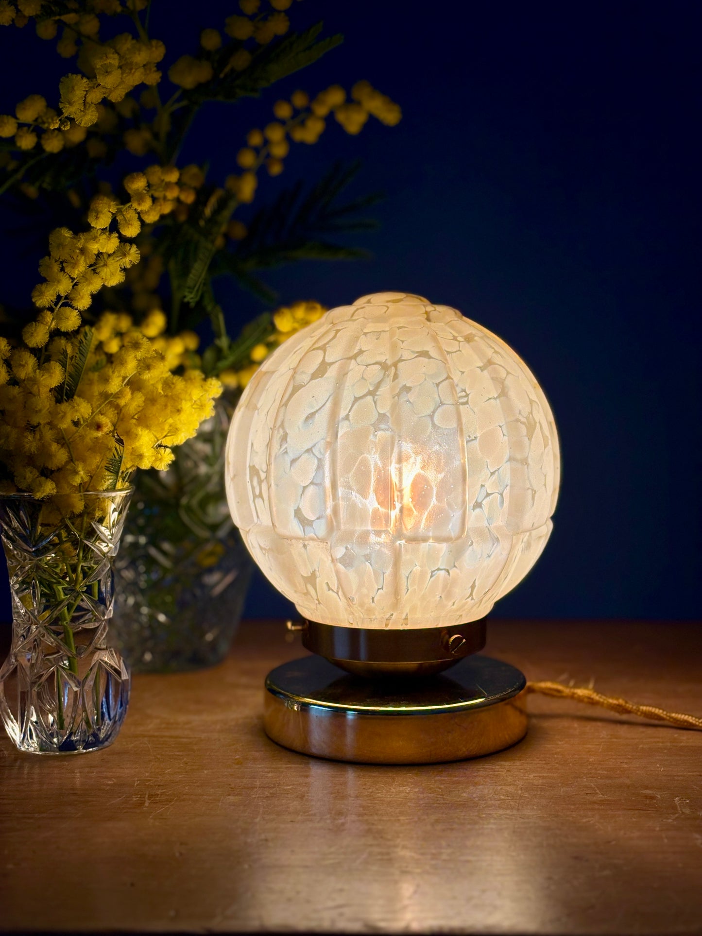 Lampe à poser, globe vintage art déco en verre de Clichy jaune.