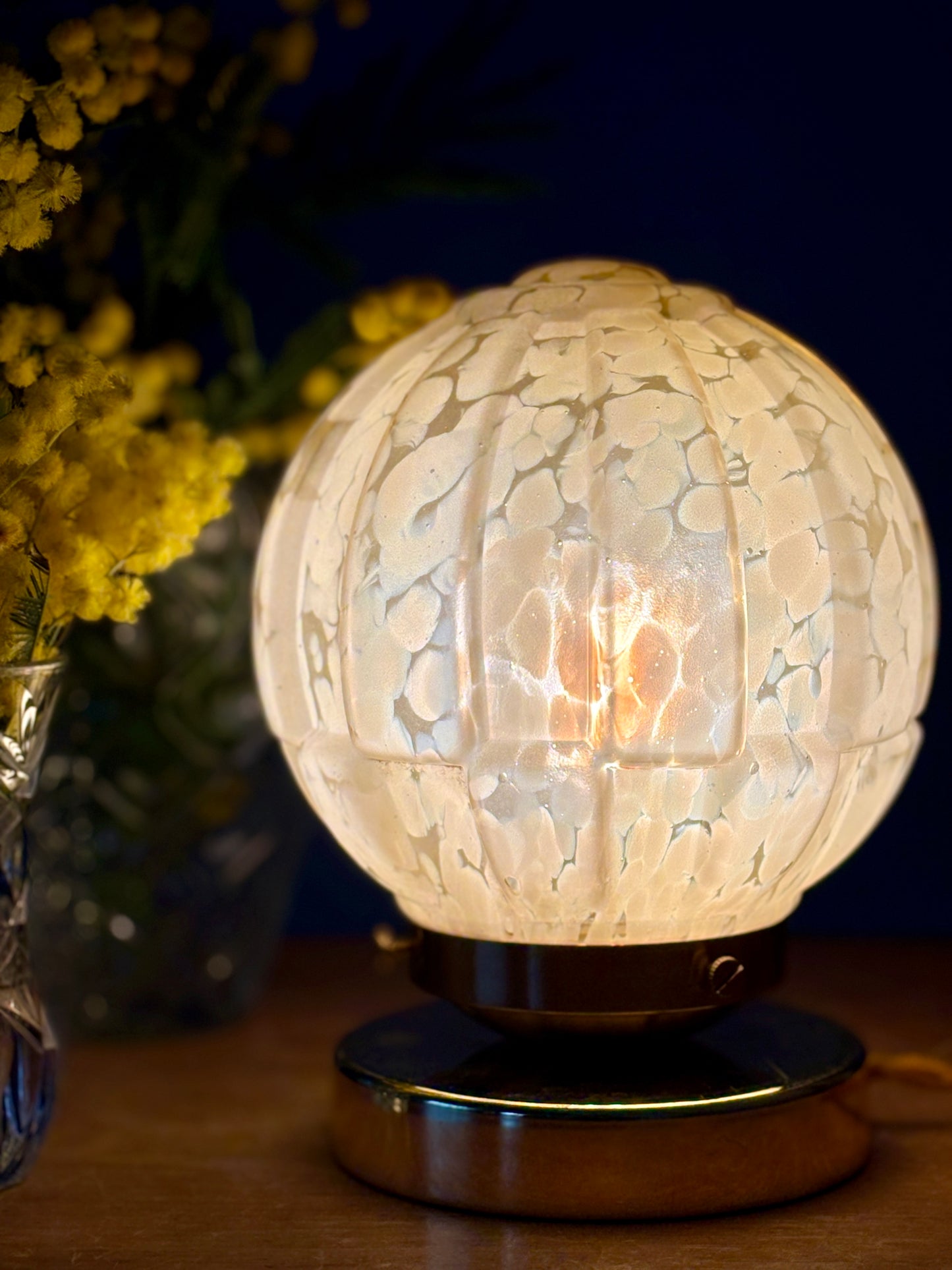 Lampe à poser, globe vintage art déco en verre de Clichy jaune.