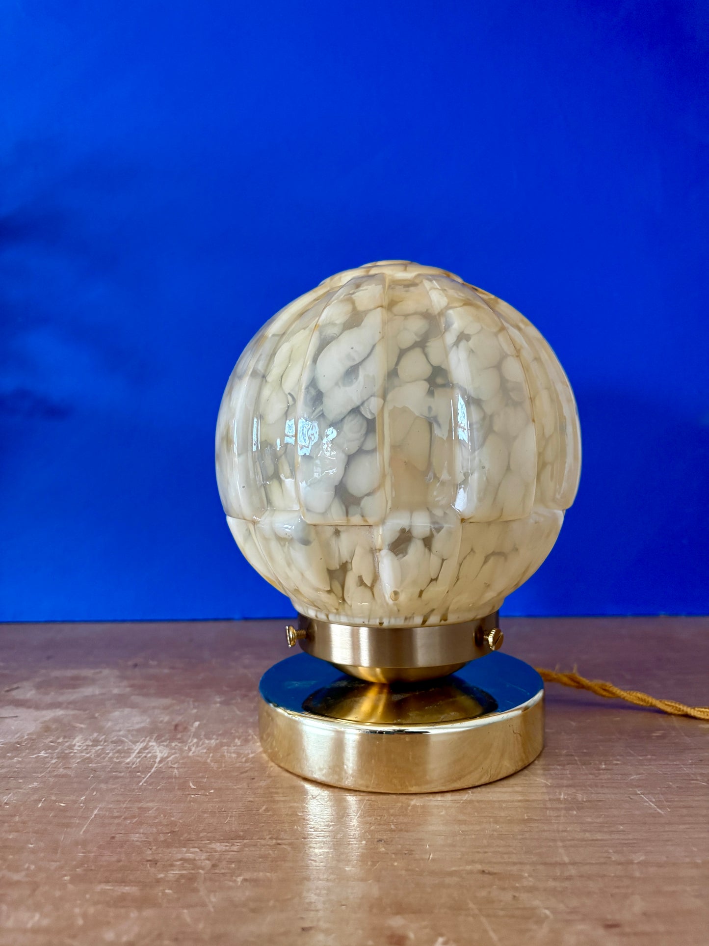 Lampe à poser, globe vintage art déco en verre de Clichy jaune.