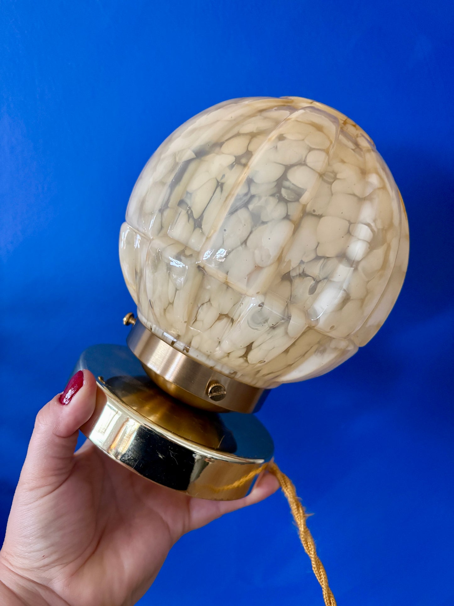 Lampe à poser, globe vintage art déco en verre de Clichy jaune.