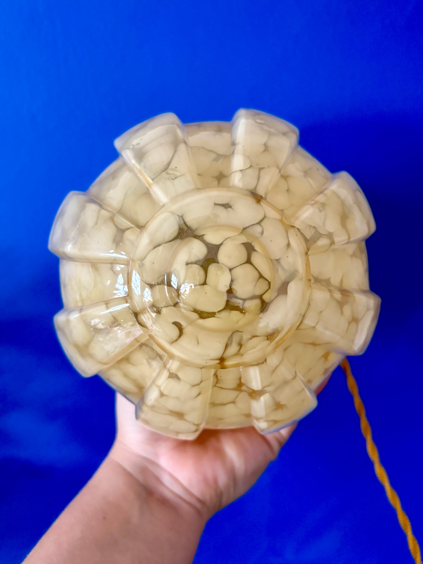 Lampe à poser, globe vintage art déco en verre de Clichy jaune.