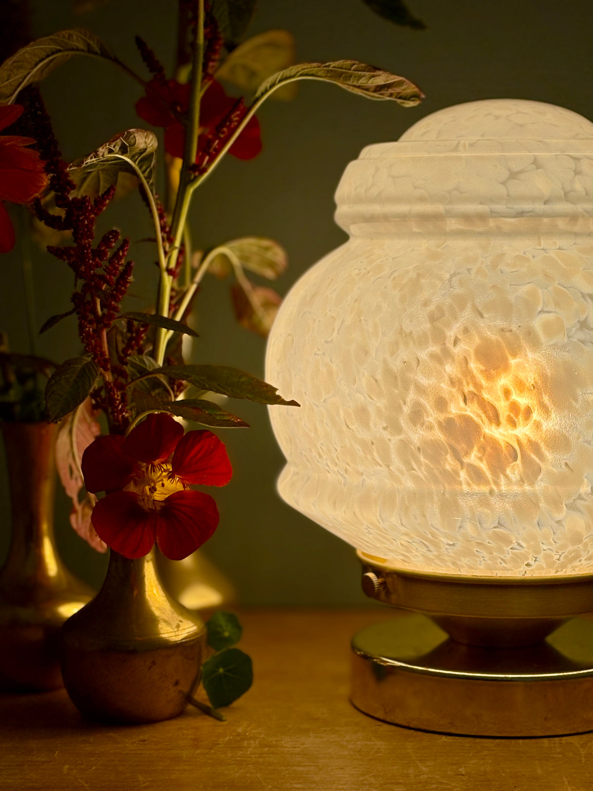 Lampe à poser globe vintage art déco en verre de Clichy blanc
