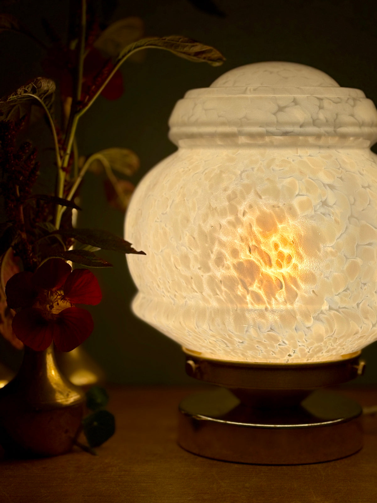 Lampe à poser globe vintage art déco en verre de Clichy blanc