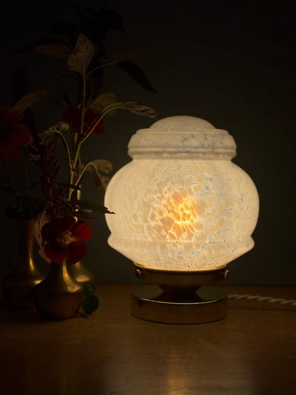 Lampe à poser globe vintage art déco en verre de Clichy blanc