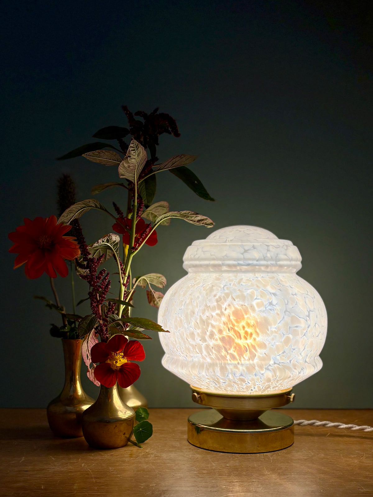 Lampe à poser globe vintage art déco en verre de Clichy blanc
