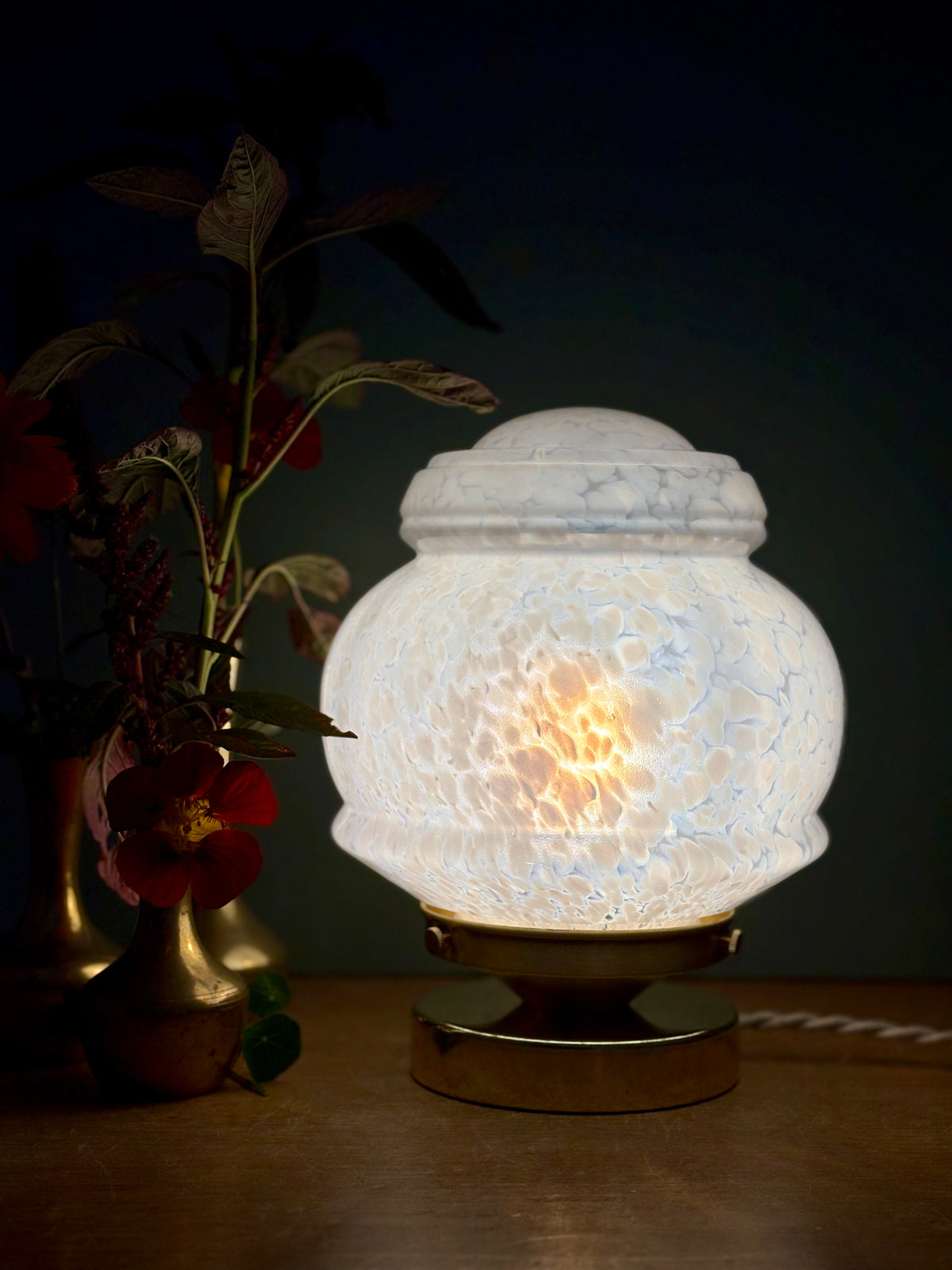Lampe à poser globe vintage art déco en verre de Clichy blanc