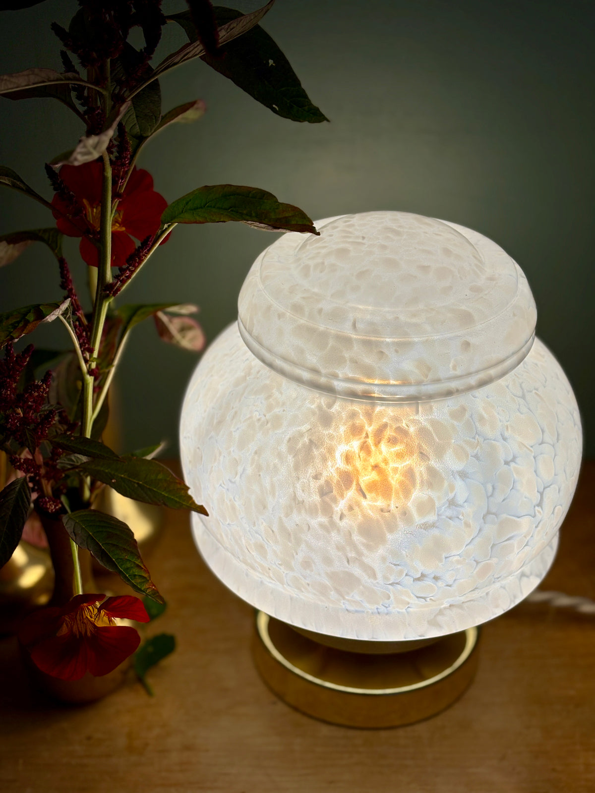 Lampe à poser globe vintage art déco en verre de Clichy blanc