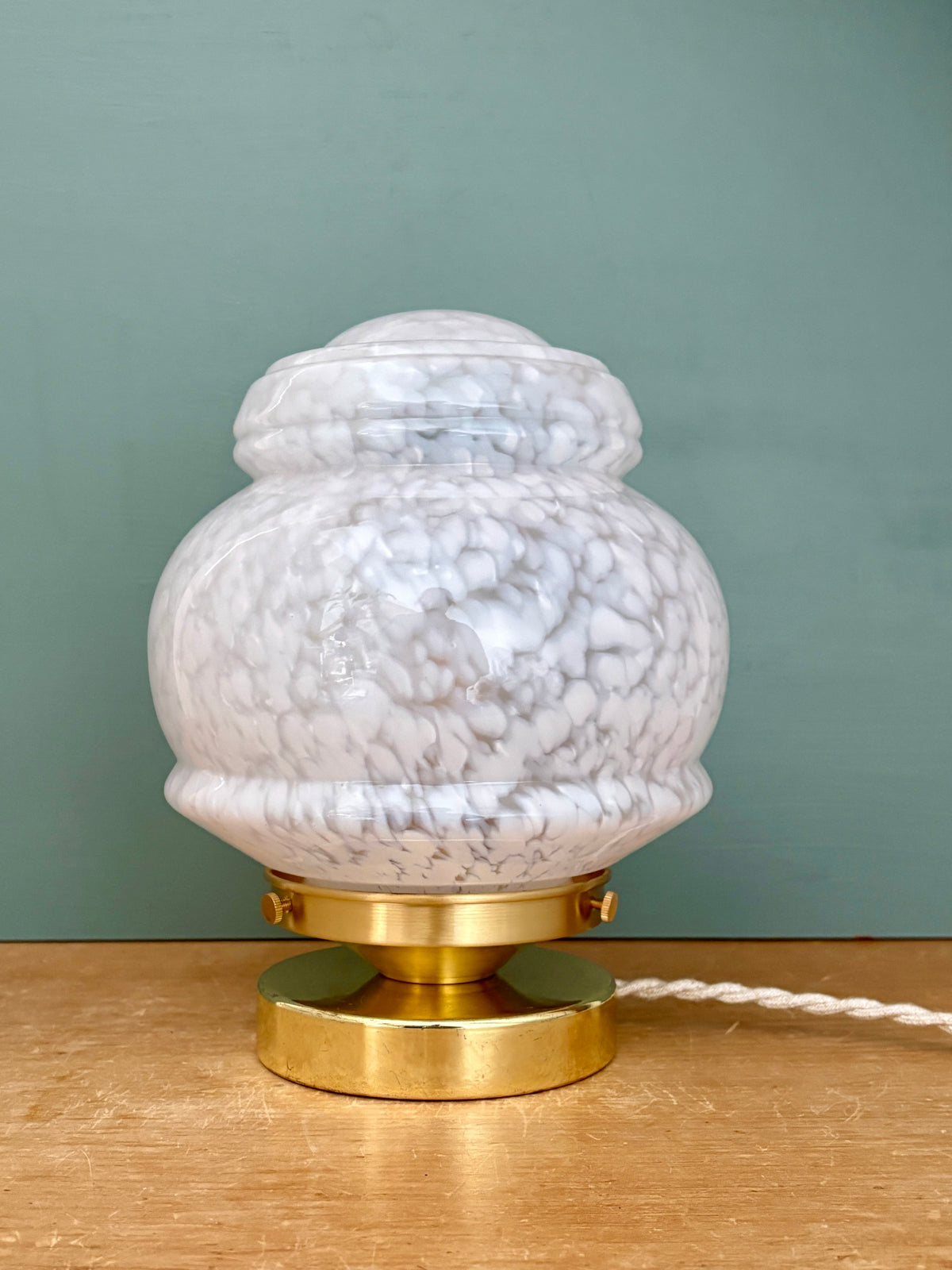 Lampe à poser globe vintage art déco en verre de Clichy blanc