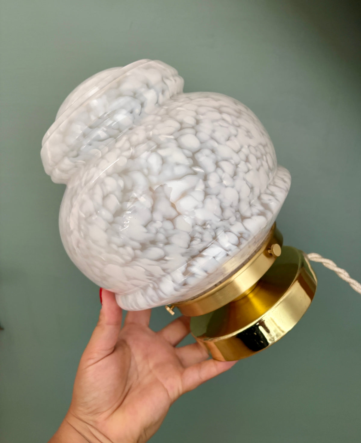 Lampe à poser globe vintage art déco en verre de Clichy blanc